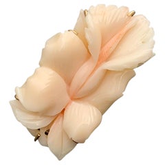 Bague florale sculptée en corail peau d'ange en or 14 carats