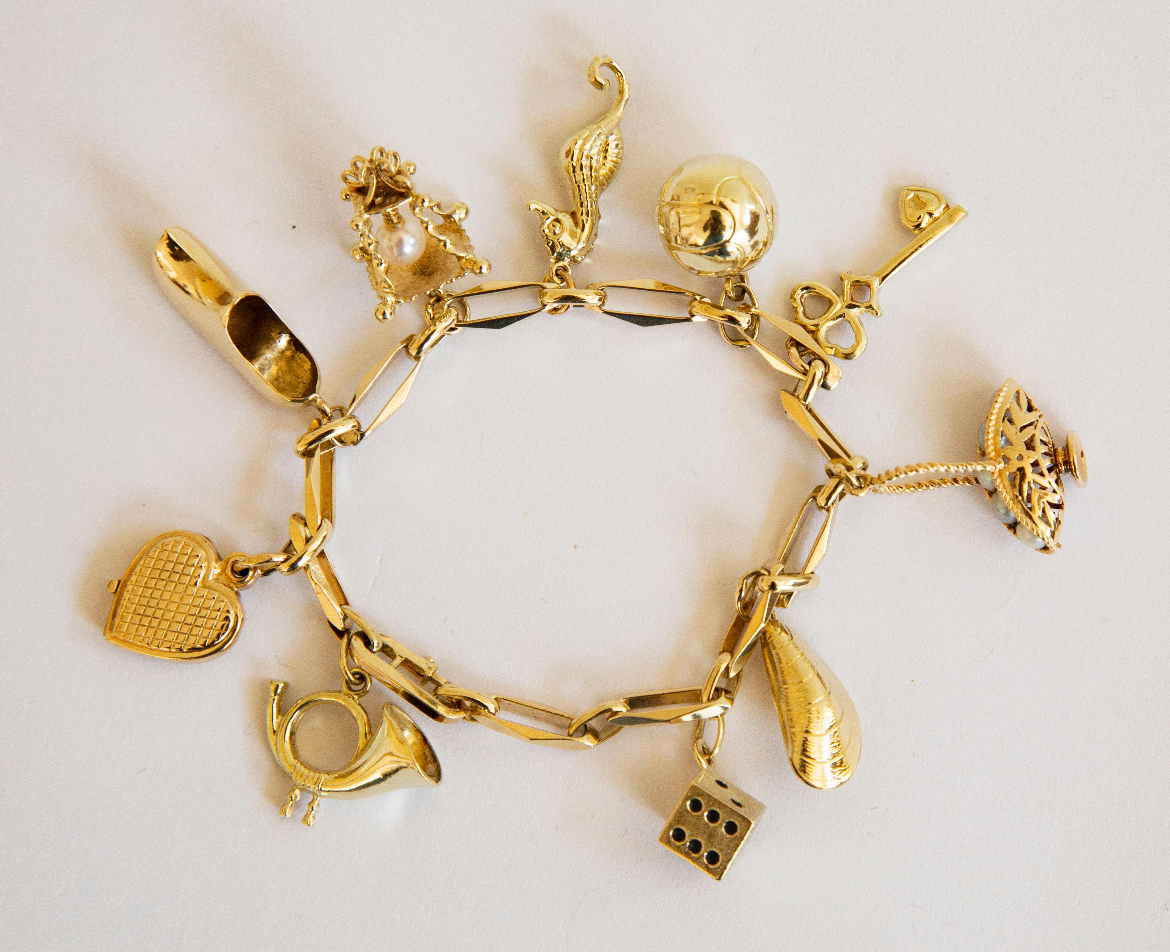 14 Karat Gold-Charm-Armband Mitte des 20. Jahrhunderts im Angebot 1