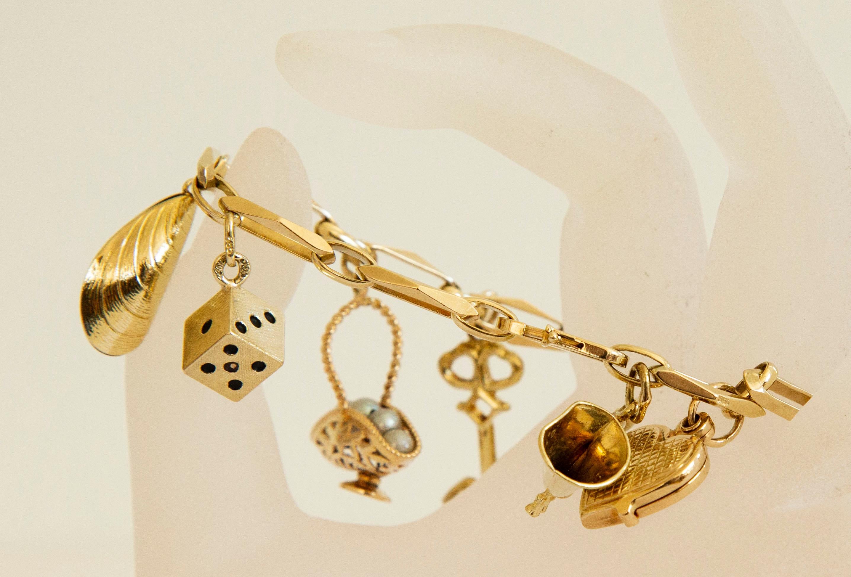 14 Karat Gold-Charm-Armband Mitte des 20. Jahrhunderts im Angebot 5