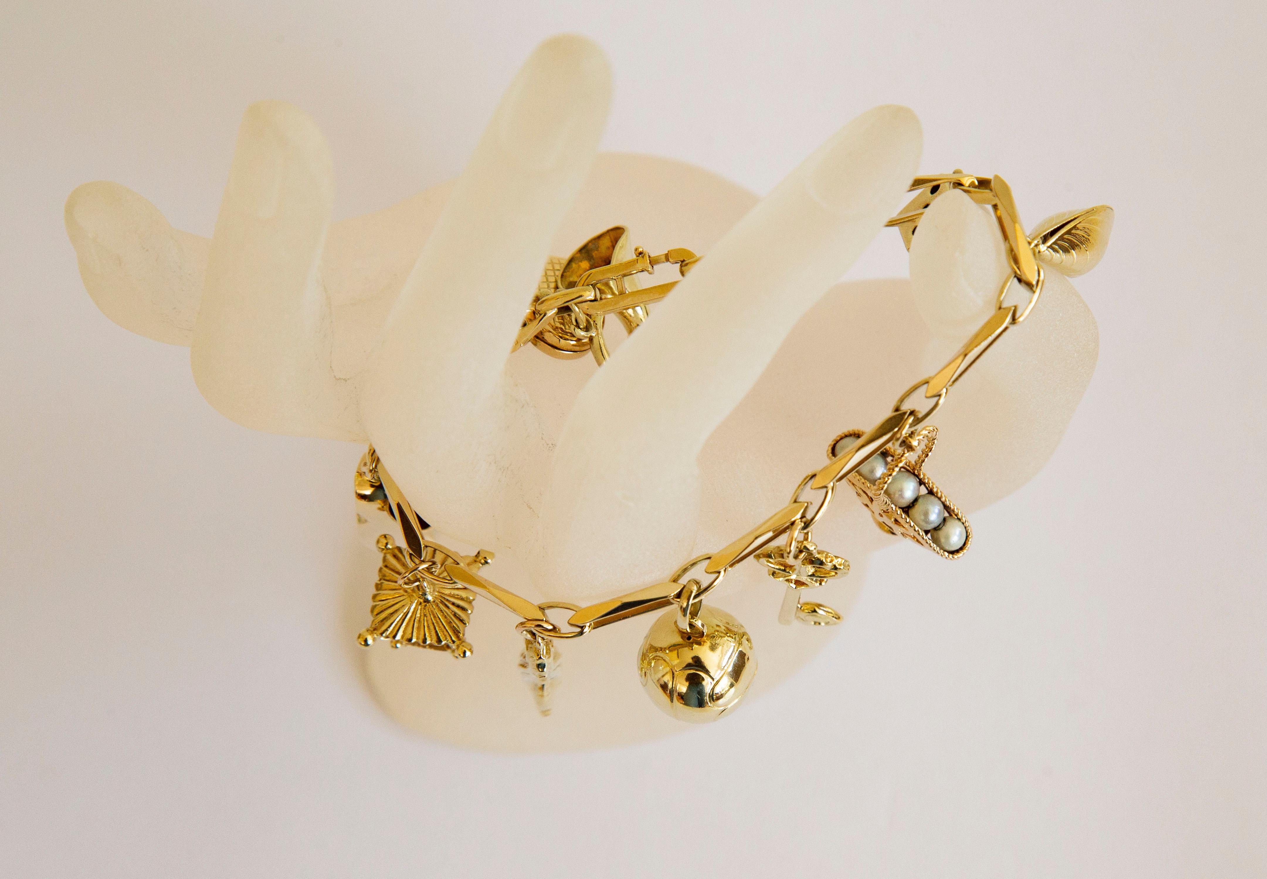 14 Karat Gold-Charm-Armband Mitte des 20. Jahrhunderts für Damen oder Herren im Angebot