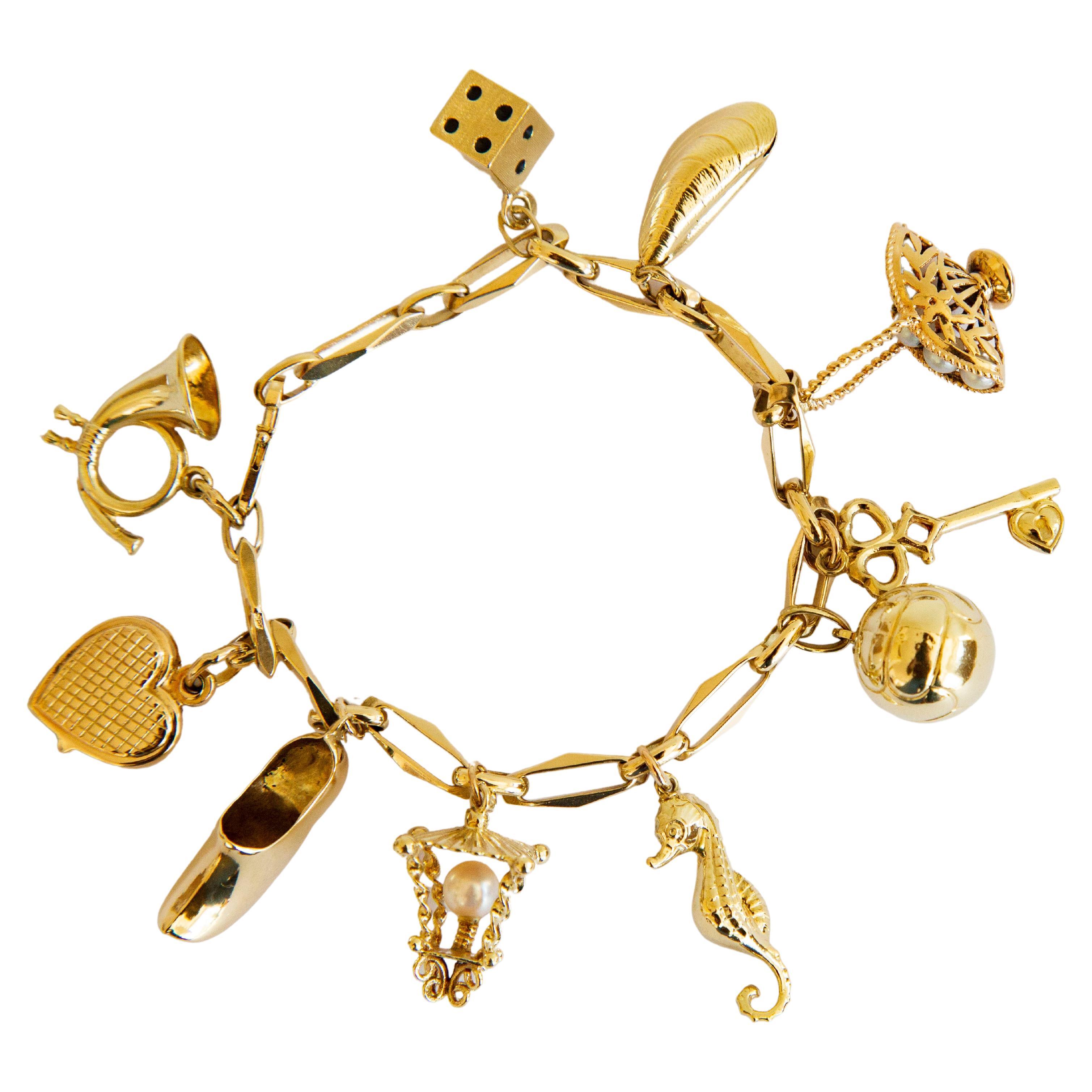 14 Karat Gold-Charm-Armband Mitte des 20. Jahrhunderts im Angebot