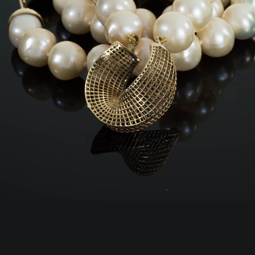 14 Karat Gold Cream Freshwater Pearls, Net Mobius Center Piece In New Condition For Sale In Herzeliya, IL