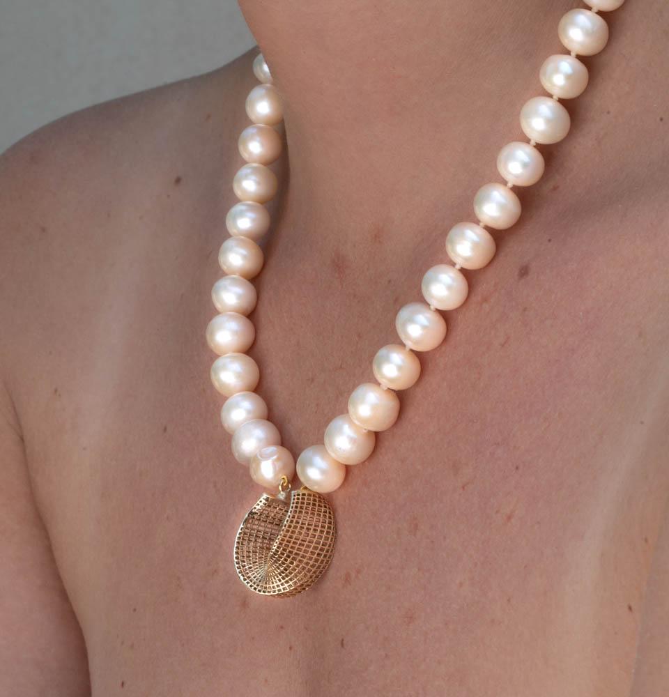14 Karat Gold Cream Freshwater Pearls, Net Mobius Center Piece For Sale 2