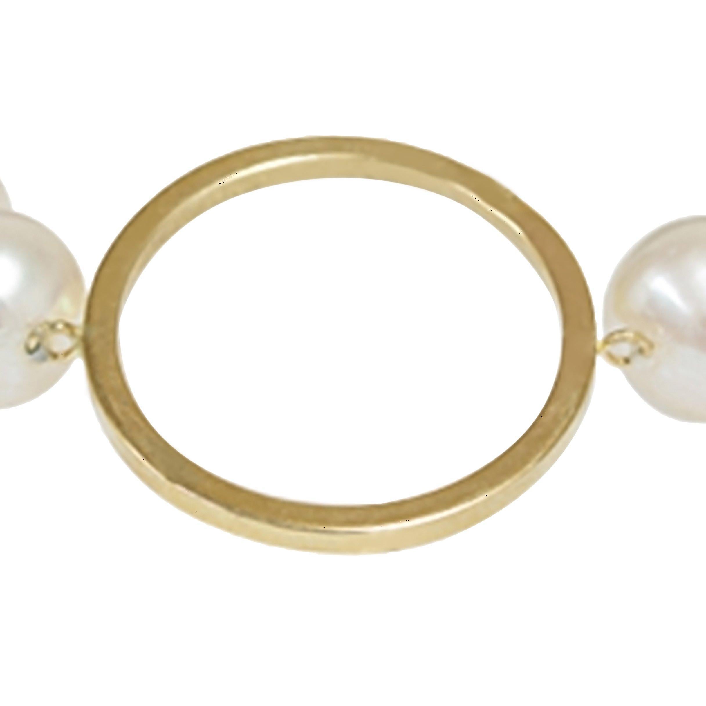 Contemporary 14 Karat Gold Cultured Freshwater Pearl Bracelet with Circle Shape Center For Sale