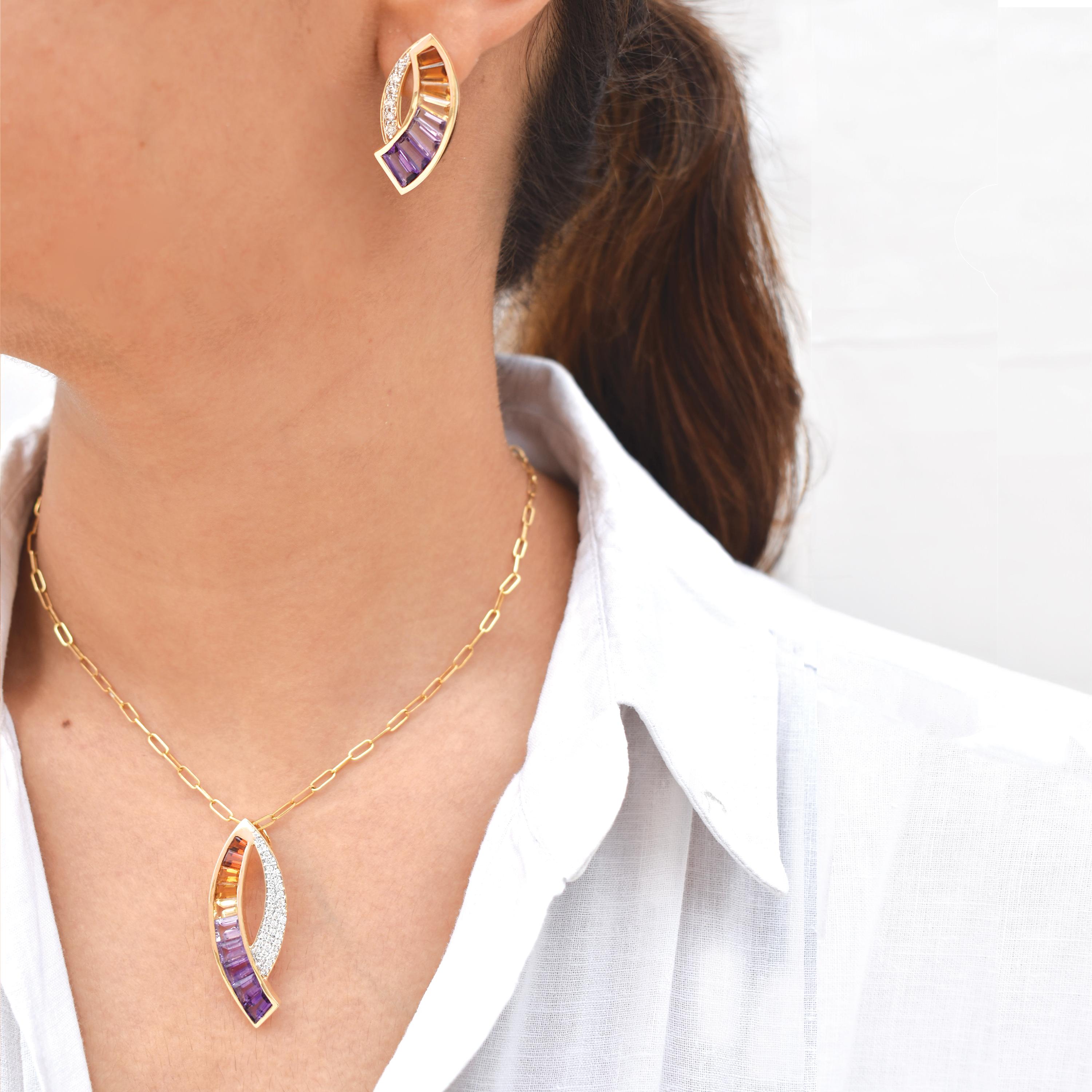 Célébrez l'élégance, la transformation et la beauté vibrante des pierres précieuses naturelles avec ce superbe ensemble de faucilles en or 14 carats, composé d'un pendentif-broche audacieux et de boucles d'oreilles harmonieusement assorties. Inspiré