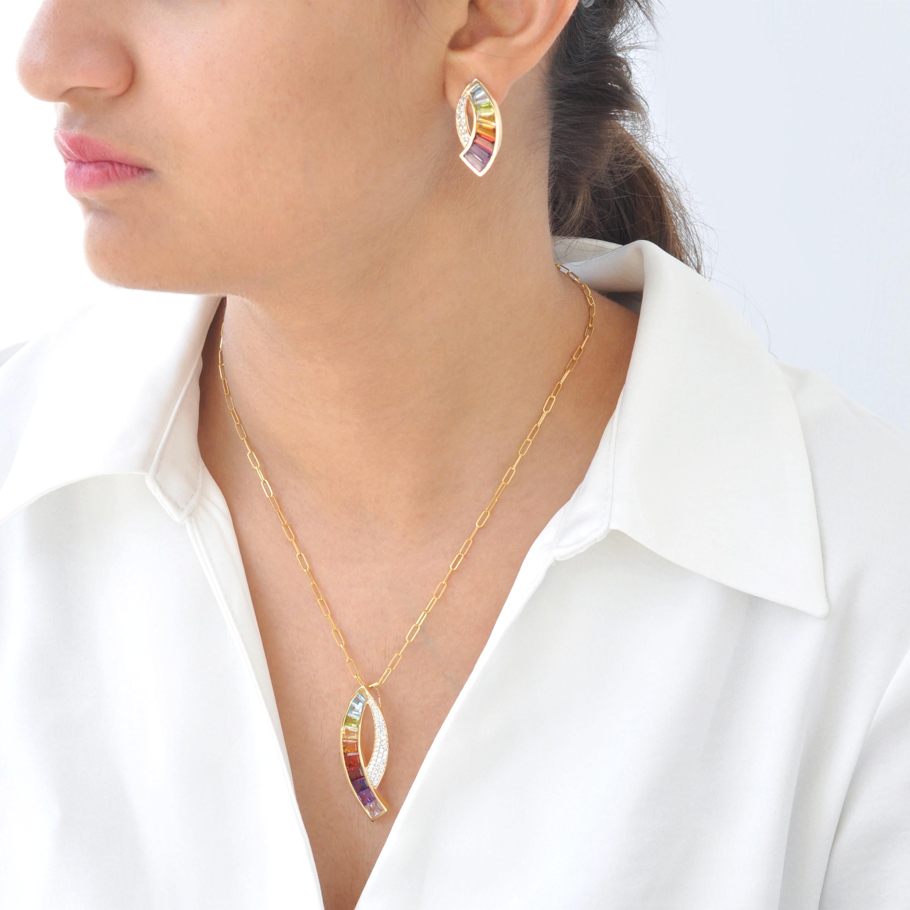 Zelebrieren Sie die Eleganz der Symbolik und die Kraft leuchtender Farben mit dem Multi-Sichel-Set aus 14 Karat Gold. Ein auffälliges Schmuckensemble mit einer sichelförmigen Anhänger-Brosche und passenden Ohrringen, die in sorgfältiger Handarbeit