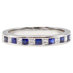 bague d'alliance en or 14 carats:: diamant et saphir bleu:: sertie dans un canal