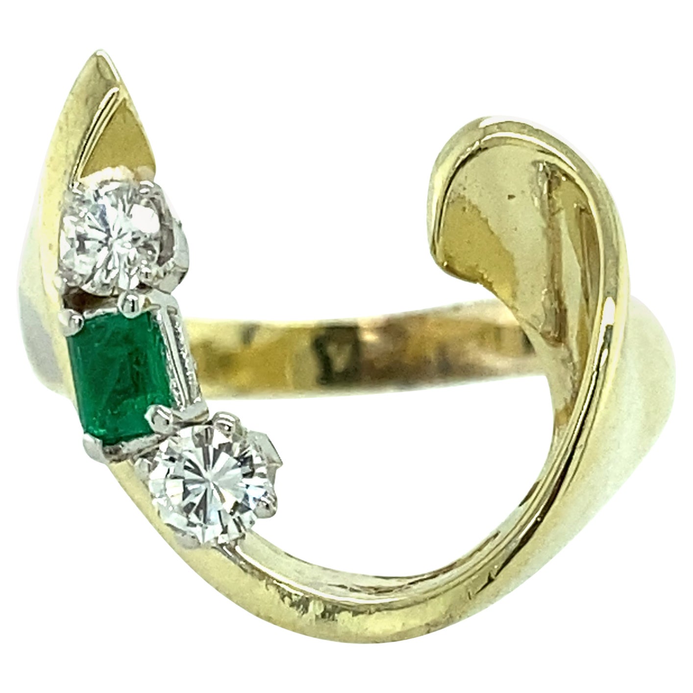 Ein 14 Karat Gelbgold Nachlass Ring mit zwei Diamanten im Brillantschliff, etwa 0,20 Karat Gesamtgewicht mit passenden G-H Farbe und VS Klarheit und ein 4x2,5 mm natürlichen Smaragd geschnitten.
