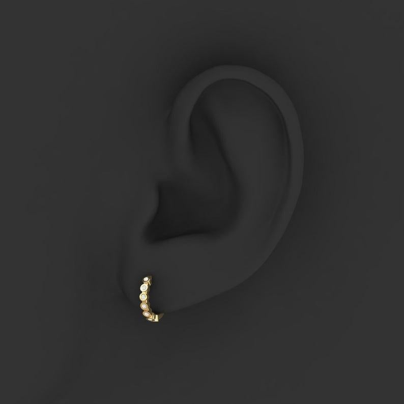 Coulé en or 14 carats. Ces magnifiques boucles d'oreilles sont serties à la main de 0,05 carats de diamants étincelants. Disponible en or jaune, rose et blanc.  Vendu en paire, peut être acheté en pièce unique ($1450)  

SUIVEZ la vitrine de MEGHNA