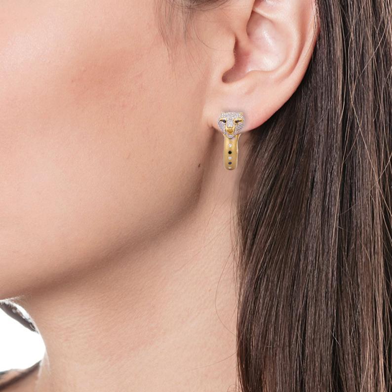 Gegossen in 14 Karat Gold. Diese wunderschönen Ohrringe sind von Hand mit 1,17 Karat funkelnden Diamanten besetzt.

FOLLOW MEGHNA JEWELS Storefront, um die neueste Kollektion und exklusive Stücke zu sehen. Meghna Jewels ist stolz darauf,