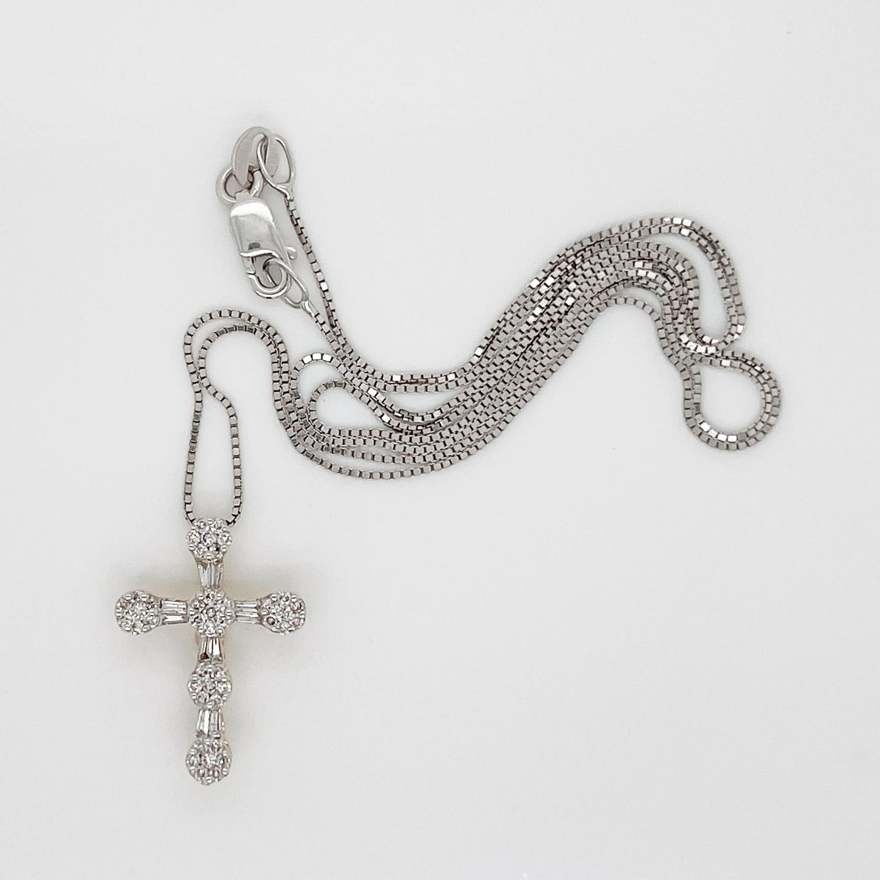 Croix pendentif en or 14 carats et diamants Bon état - En vente à Philadelphia, PA