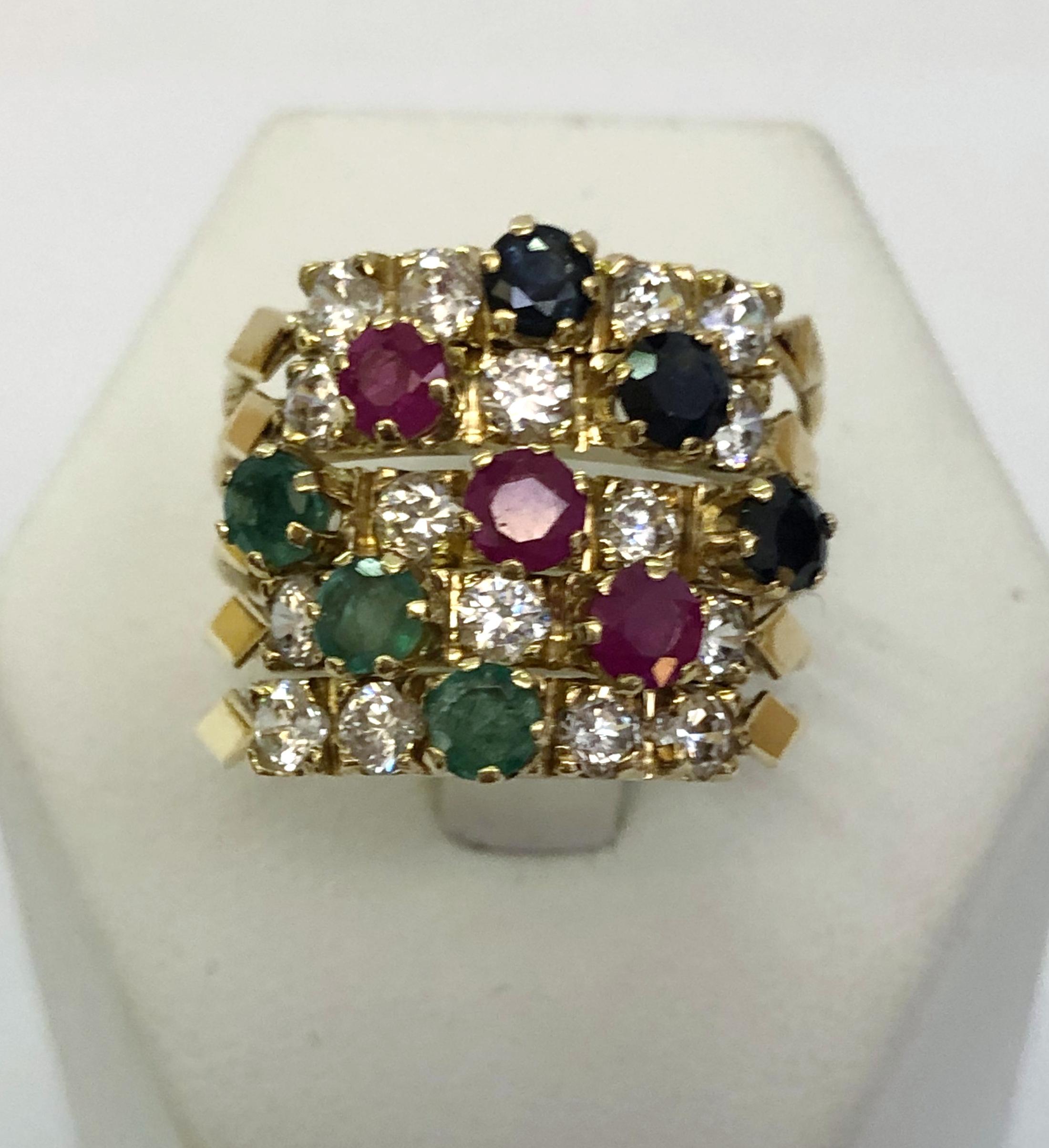 Bague en or jaune 14 carats composée de 5 anneaux avec émeraudes, rubis, saphirs et petits diamants / Fabriquée en Italie dans les années 1960
Taille de la bague : 7,5
