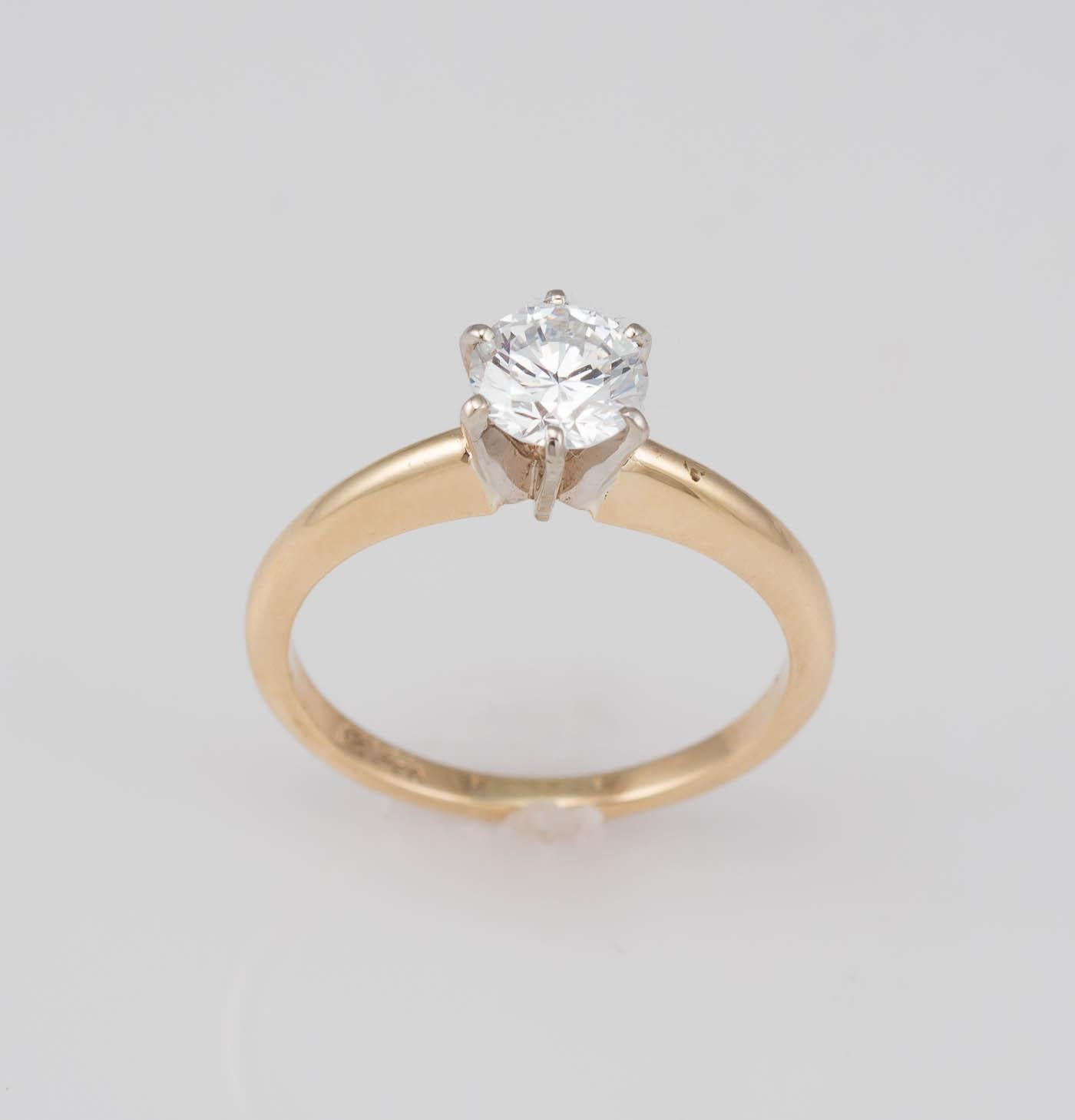 Bague en or 14 carats avec diamants de 0,58 carat de couleur F et de pureté VS1, certifiés GIA Pour femmes en vente