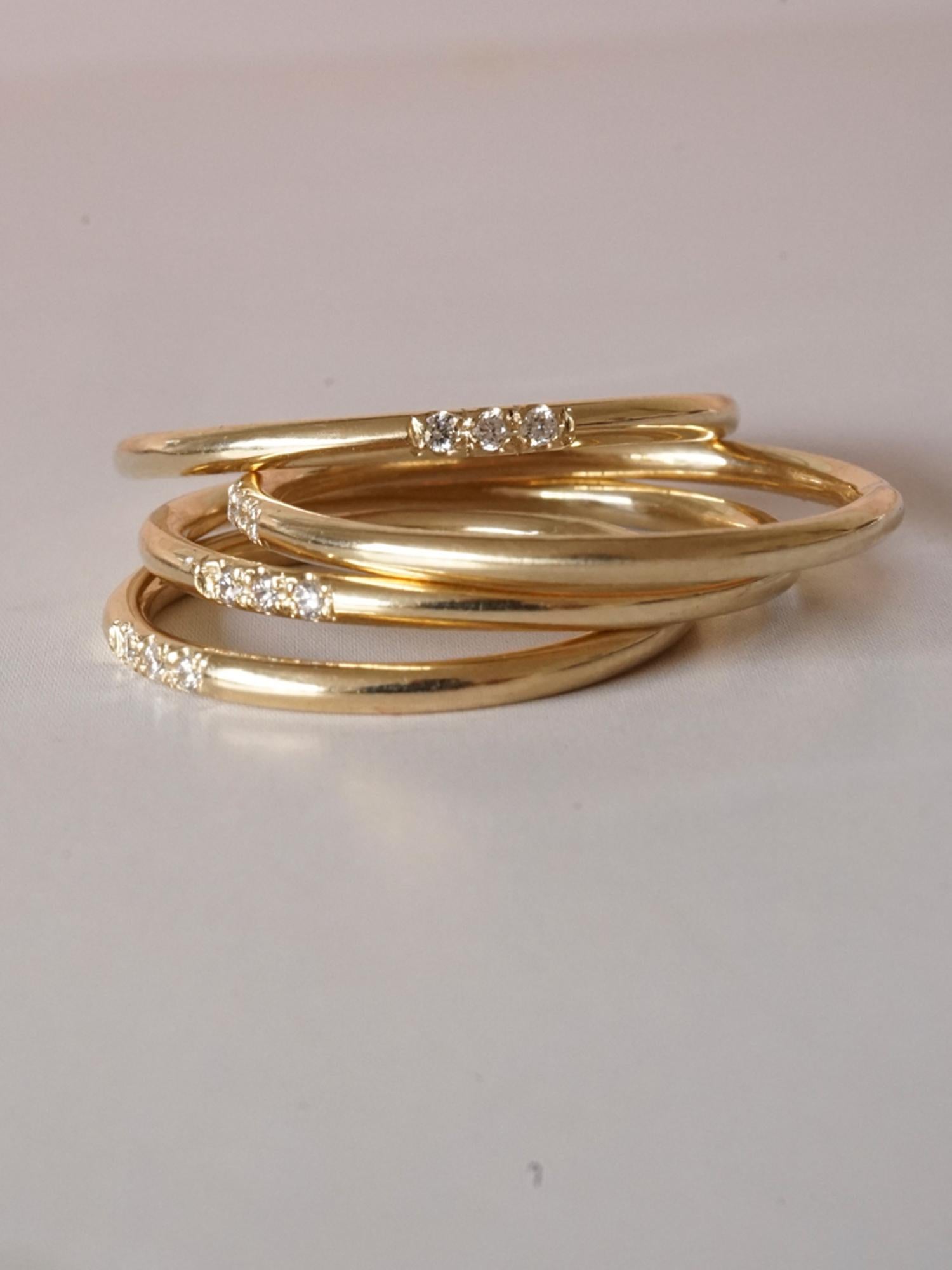 En vente :  Bague à anneau minimaliste à trois diamants en or 14 carats de Mon Pilar, tailles 11-12 US 3