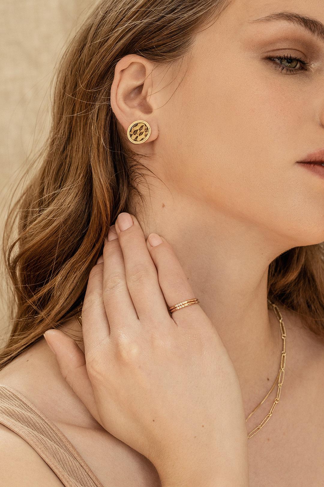 Im Angebot: Minimalistischer 14 Karat Gold Diamant-Dreieck-Ring von Mon Pilar, Größe 11-12 US () 4