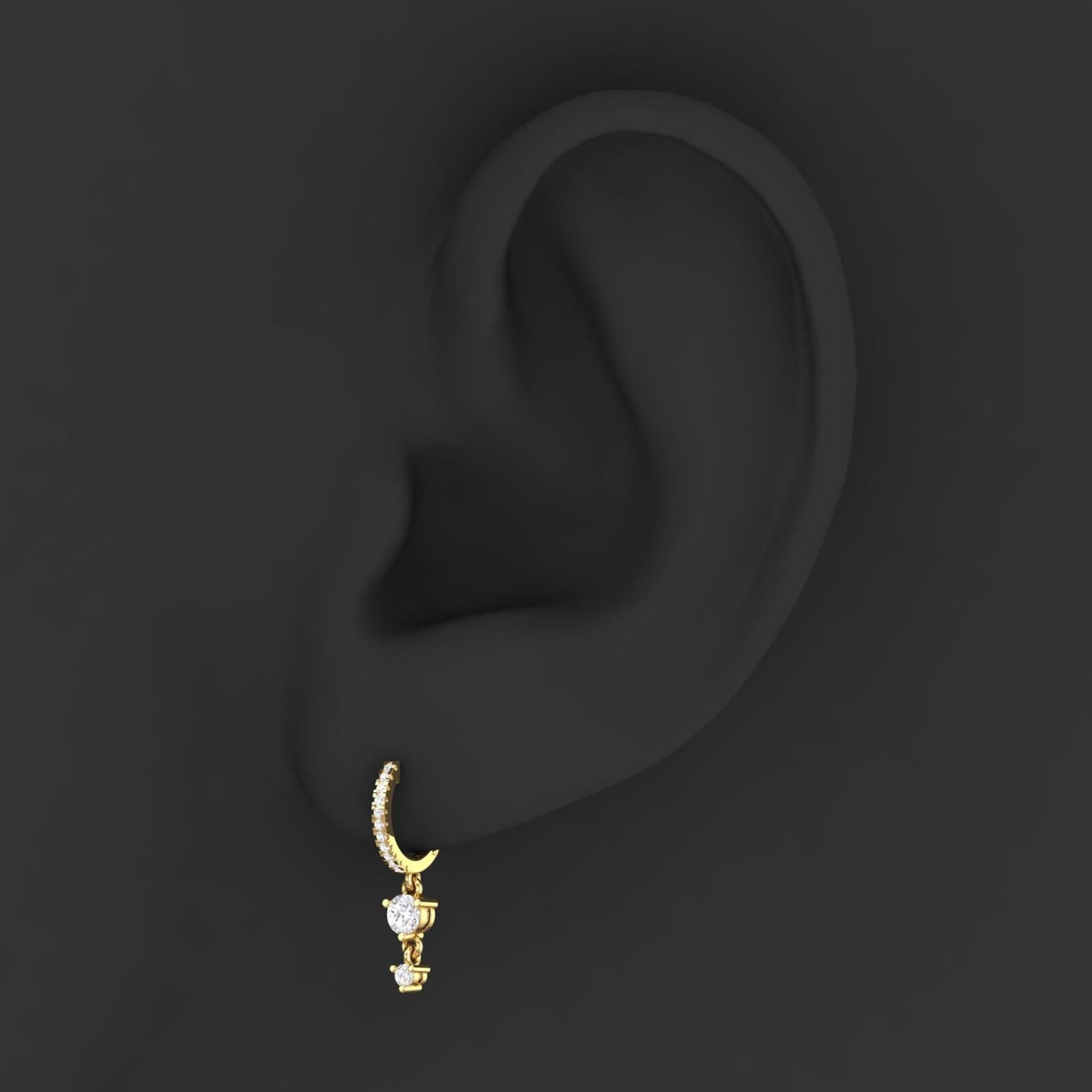 Gegossen in 14 Karat Gold. Diese wunderschönen Ohrringe sind von Hand mit funkelnden Diamanten von 0,25 Karat besetzt. Erhältlich in Gelb-, Rosé- und Weißgold.  Verkauft in einem Paar, kann als Einzelstück gekauft werden ($1750)  

FOLLOW MEGHNA