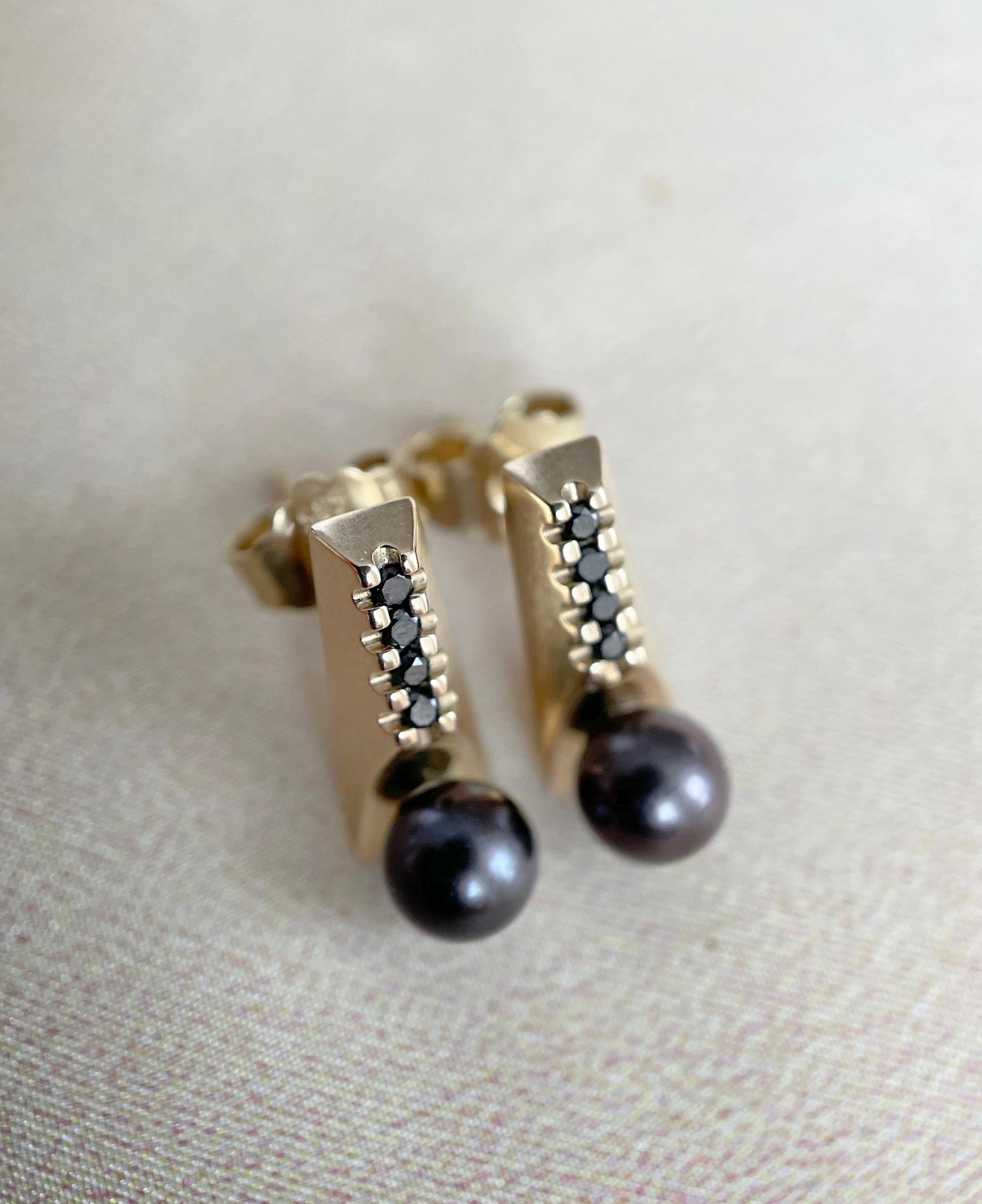 Round Cut 14-Karat Gold Earrings with 8 Diamonds and Black Pearls For Sale