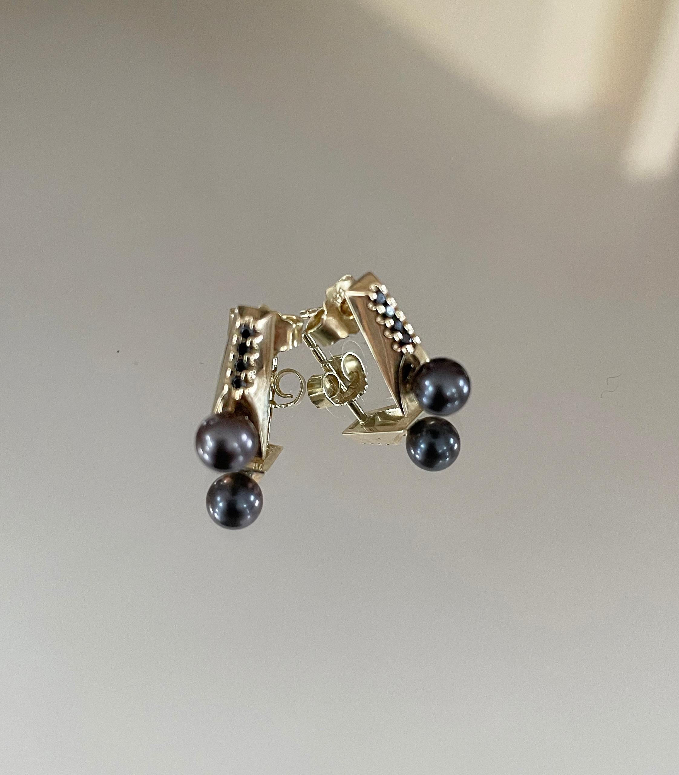 Women's 14-Karat Gold Earrings with 8 Diamonds and Black Pearls For Sale