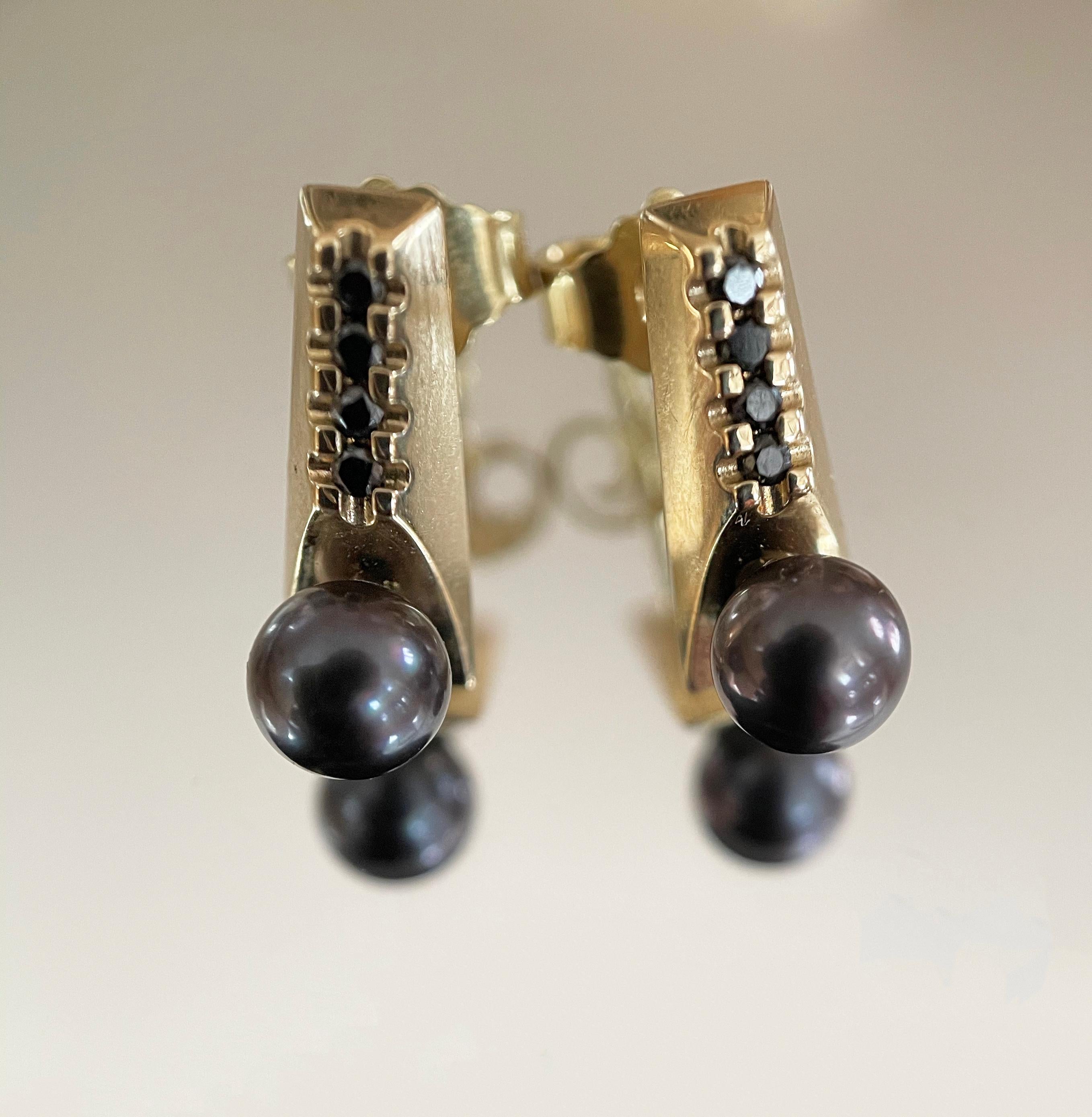 14-Karat Gold Earrings with 8 Diamonds and Black Pearls For Sale 1