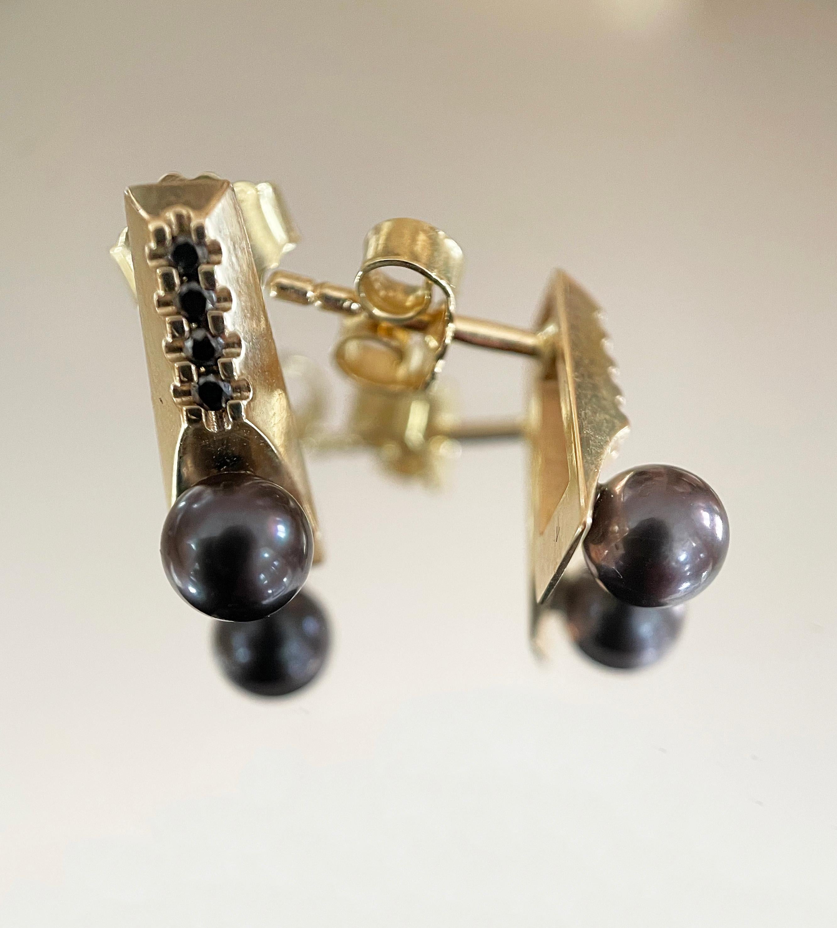 14-Karat Gold Earrings with 8 Diamonds and Black Pearls For Sale 2