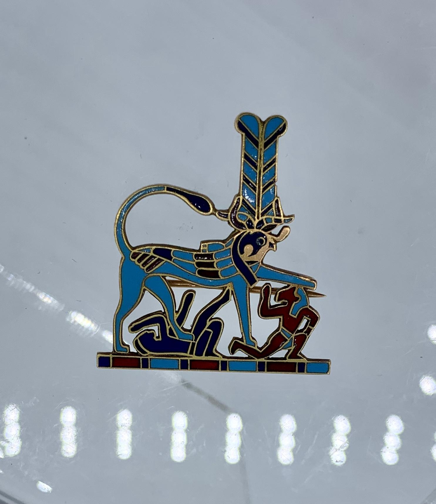 Contemporain Broche Heremakhet Horus Hieracosphinx en or 14 carats et émail de style néo-égyptien en vente