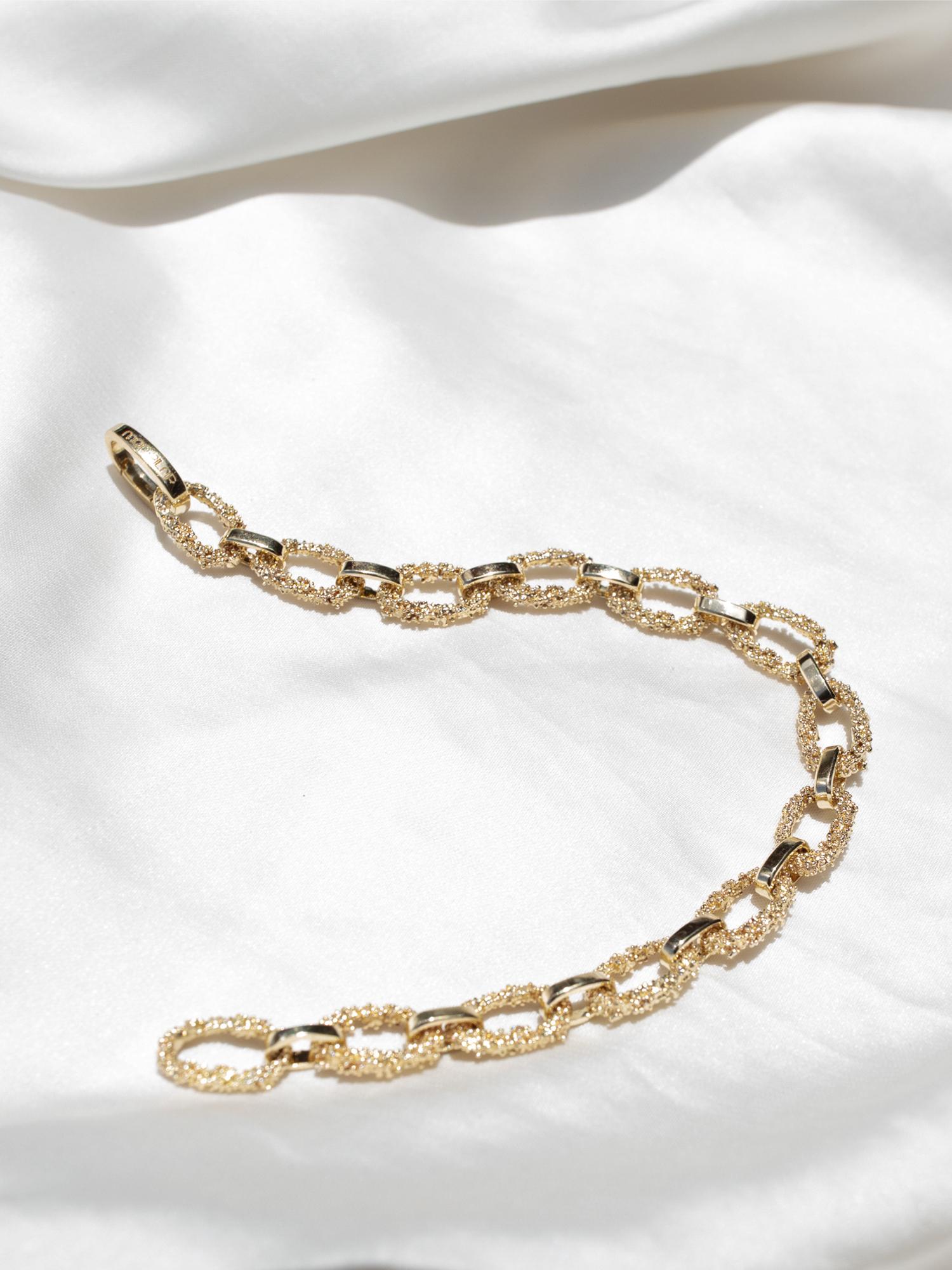 An ode to ancient granulation and sandy shores, this bracelet speaks of nostalgia and sunny days. The ultimate show stopper, the Isla Bracelet is hand-crafted link by link and features a seamless oval spring clasp for easy and solo fastening.
•