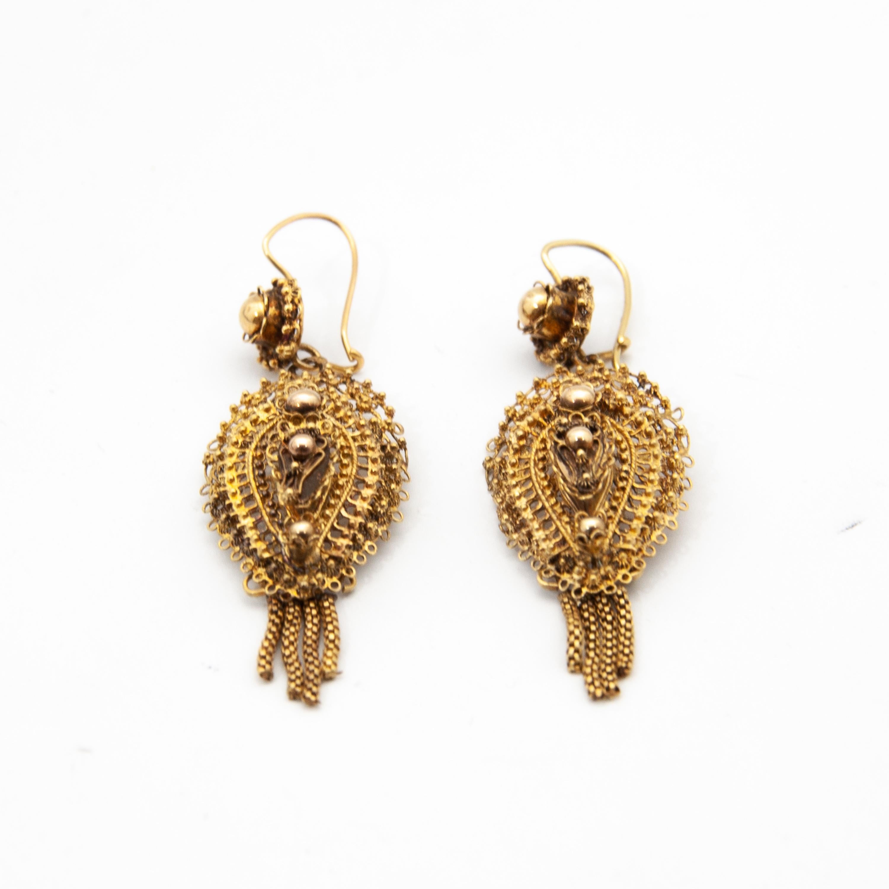 Antique 1880's 14K Gold Filigree Earrings and Brooch In Good Condition For Sale In Rotterdam, NL