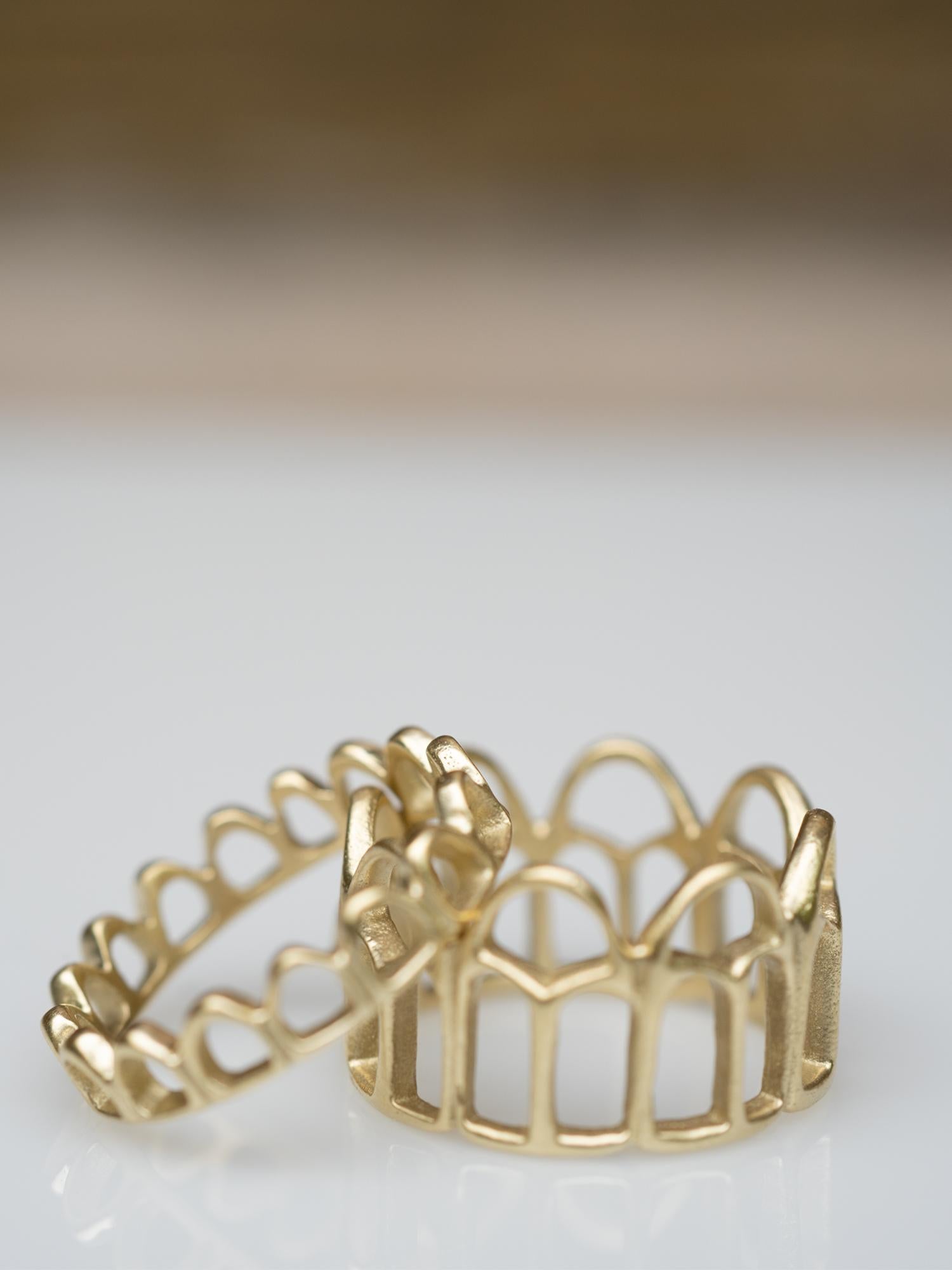 Im Angebot: 14 Karat Gold Architektonisch inspirierter gewlbter Bandring von Mon Pilar () 2