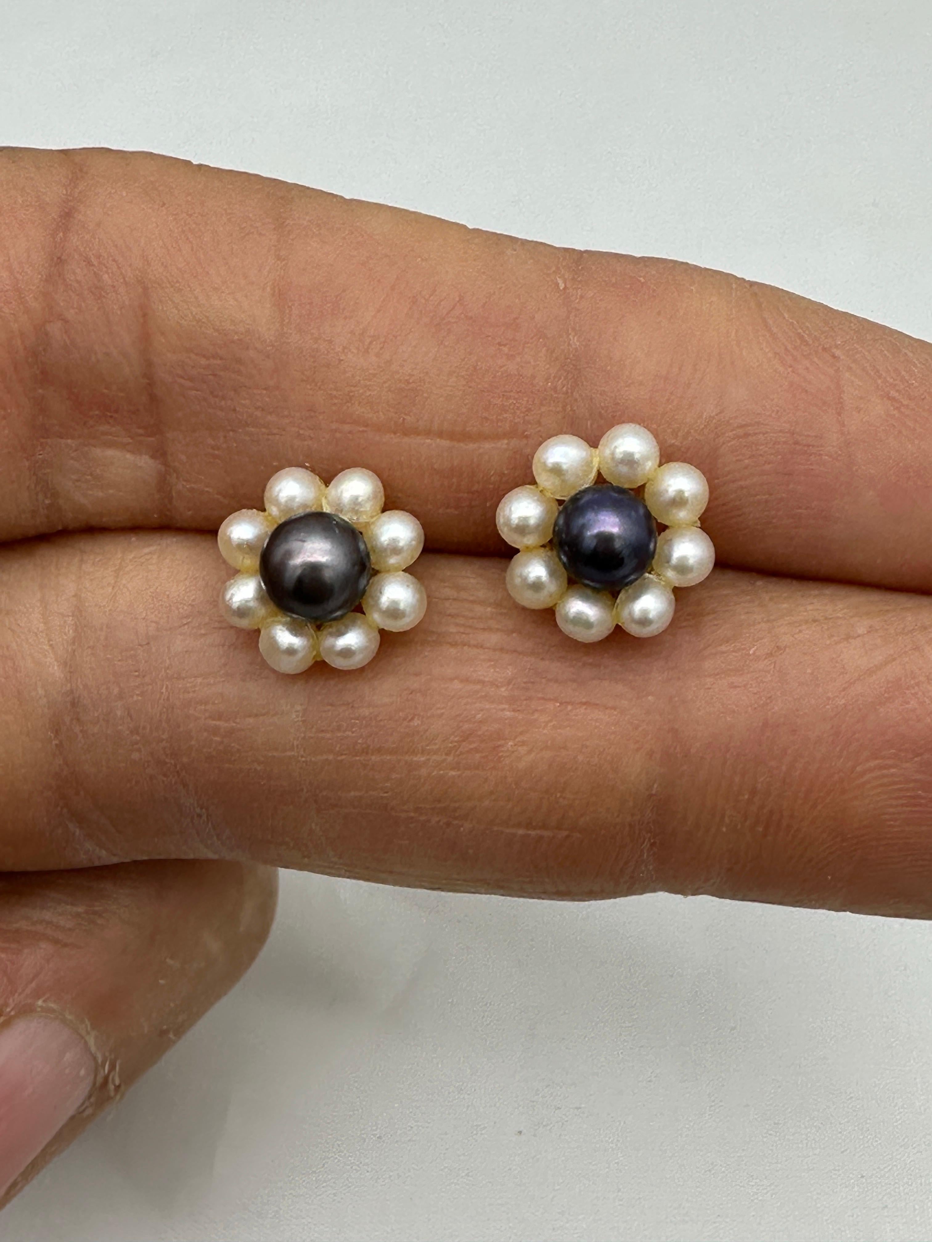 Orecchini a lobo in oro 14 carati, fiore coltivato grigio e perle a seme bianche in vendita 4