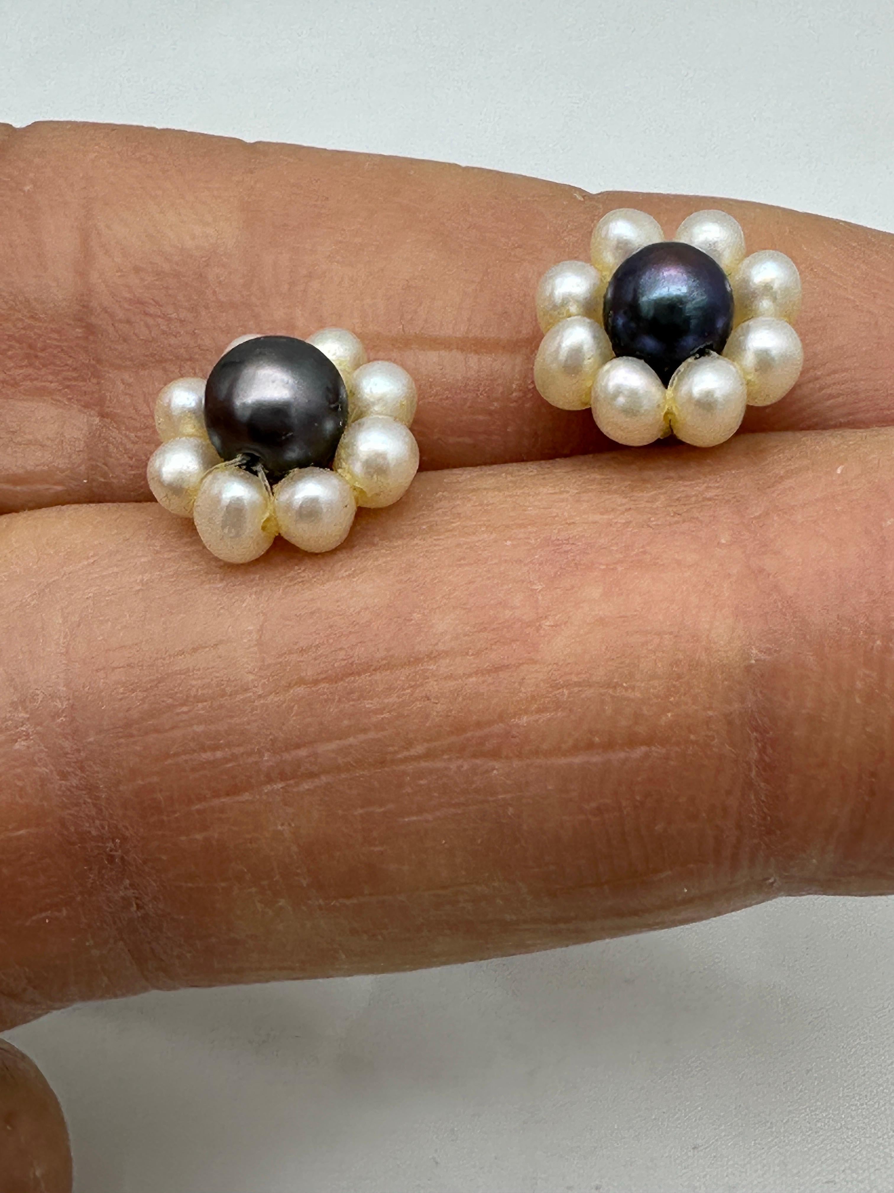 Orecchini a lobo in oro 14 carati, fiore coltivato grigio e perle a seme bianche in vendita 5