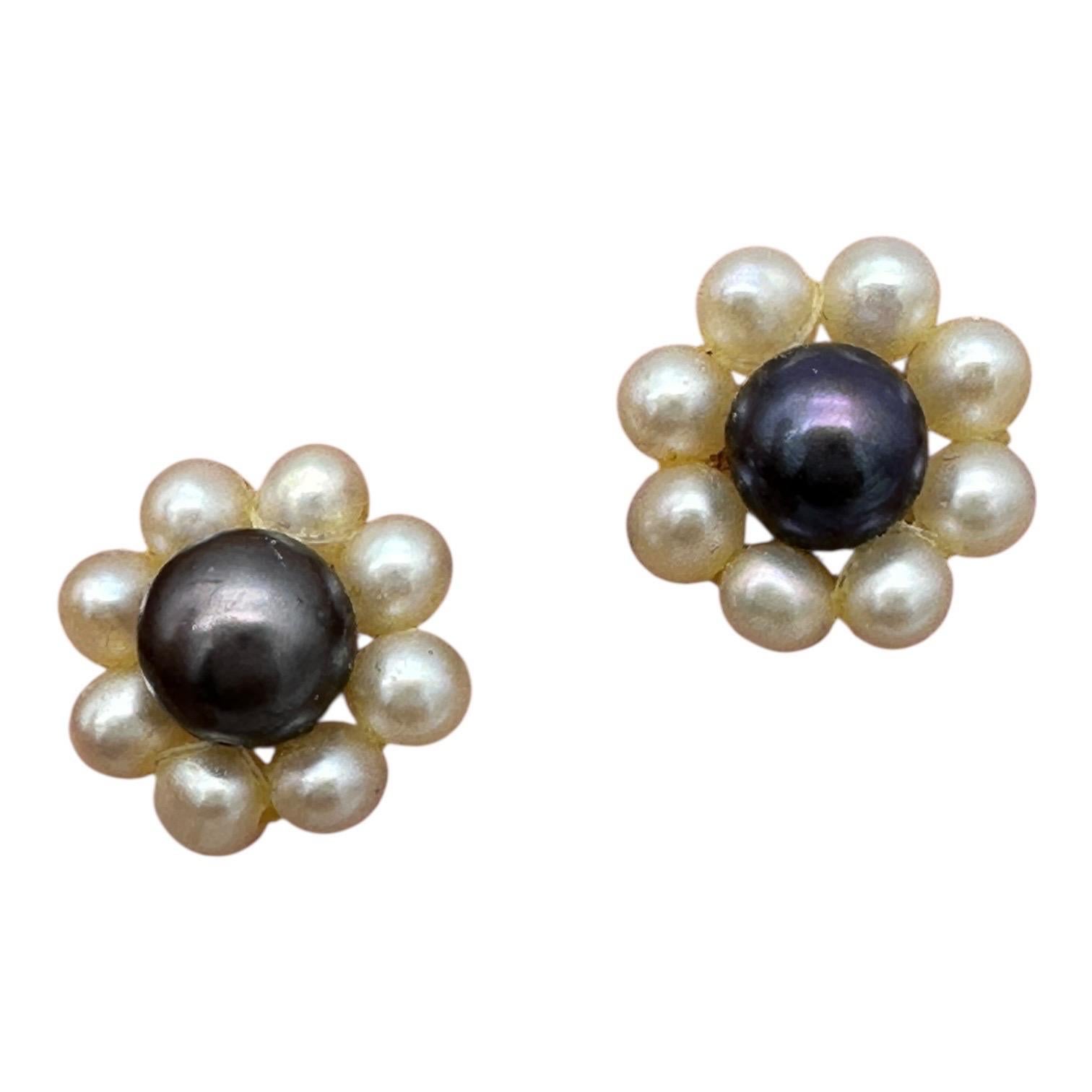 Barocco Orecchini a lobo in oro 14 carati, fiore coltivato grigio e perle a seme bianche in vendita