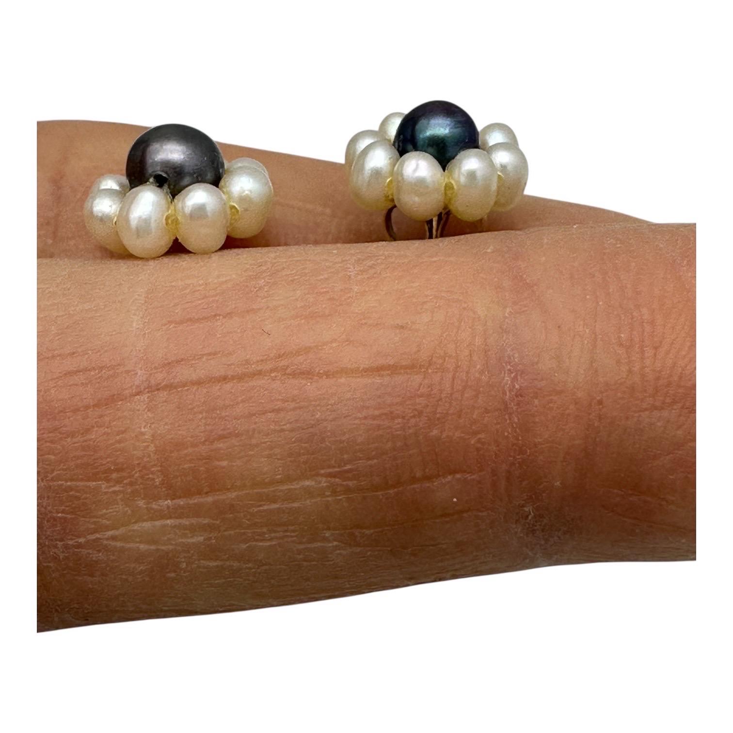 Perlina Orecchini a lobo in oro 14 carati, fiore coltivato grigio e perle a seme bianche in vendita