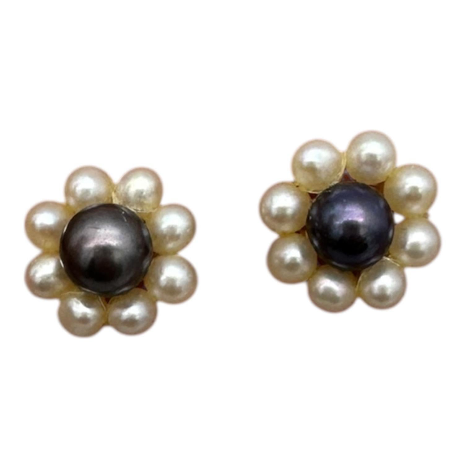 Orecchini a lobo in oro 14 carati, fiore coltivato grigio e perle a seme bianche In condizioni ottime in vendita a Laguna Hills, CA