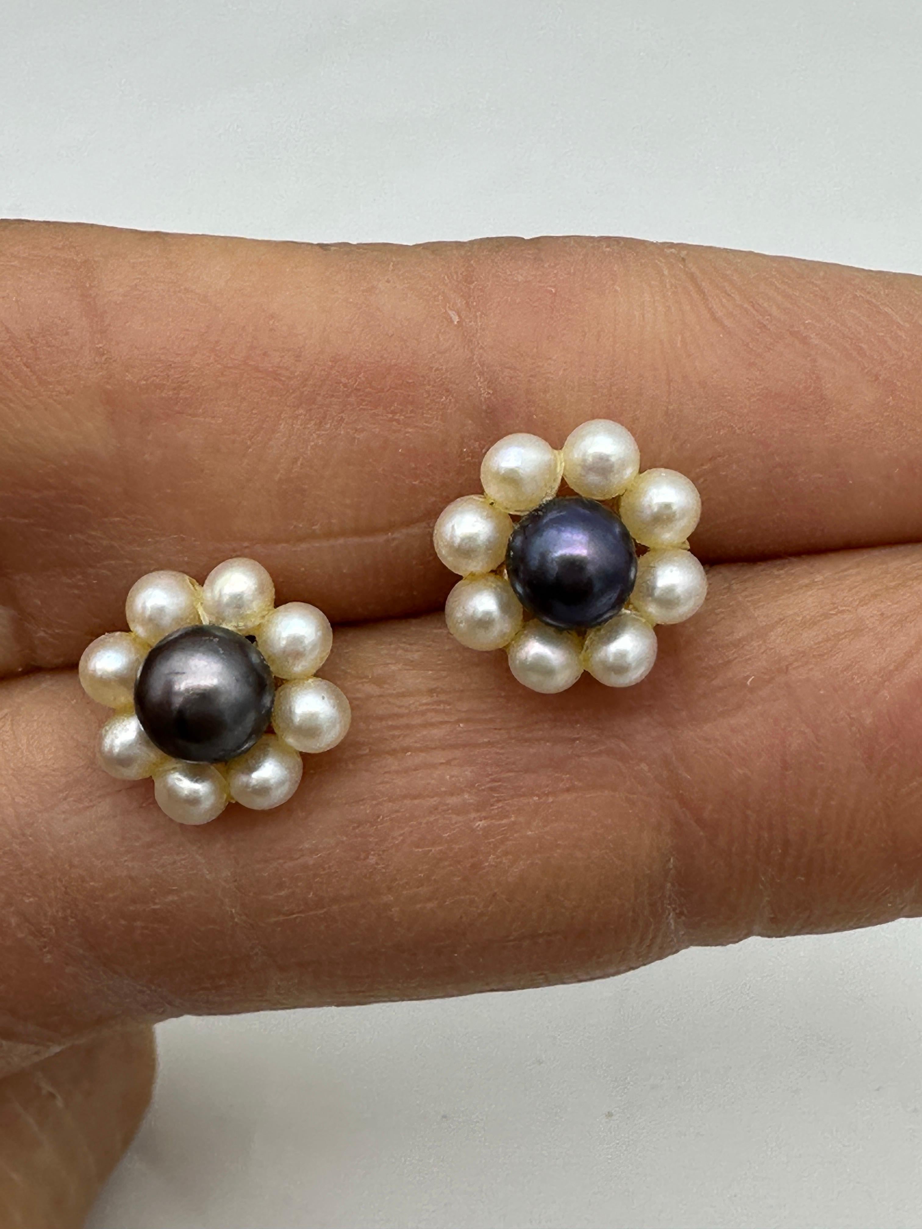 da uomo o donna Orecchini a lobo in oro 14 carati, fiore coltivato grigio e perle a seme bianche in vendita