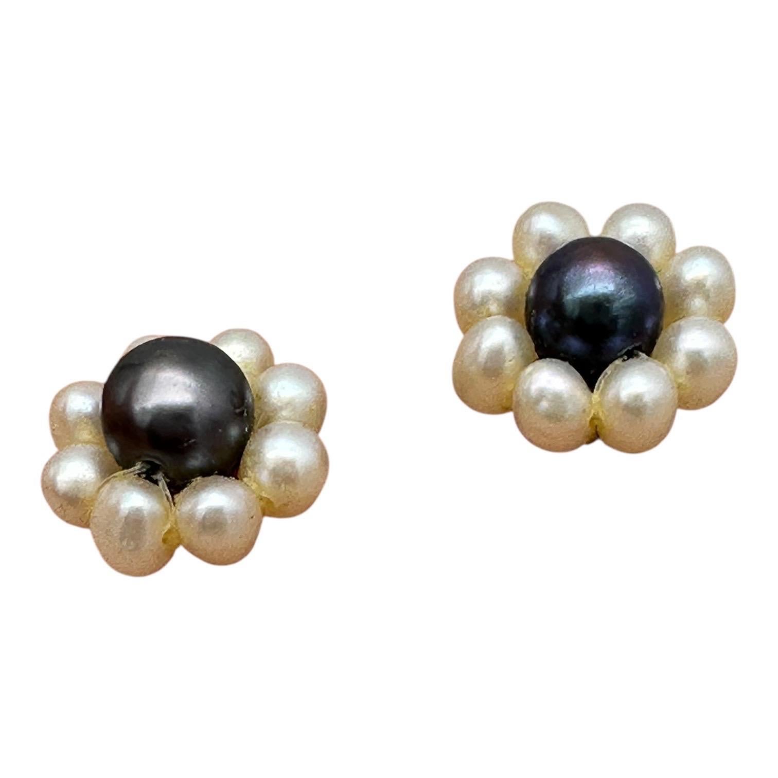 Orecchini a lobo in oro 14 carati, fiore coltivato grigio e perle a seme bianche in vendita 1