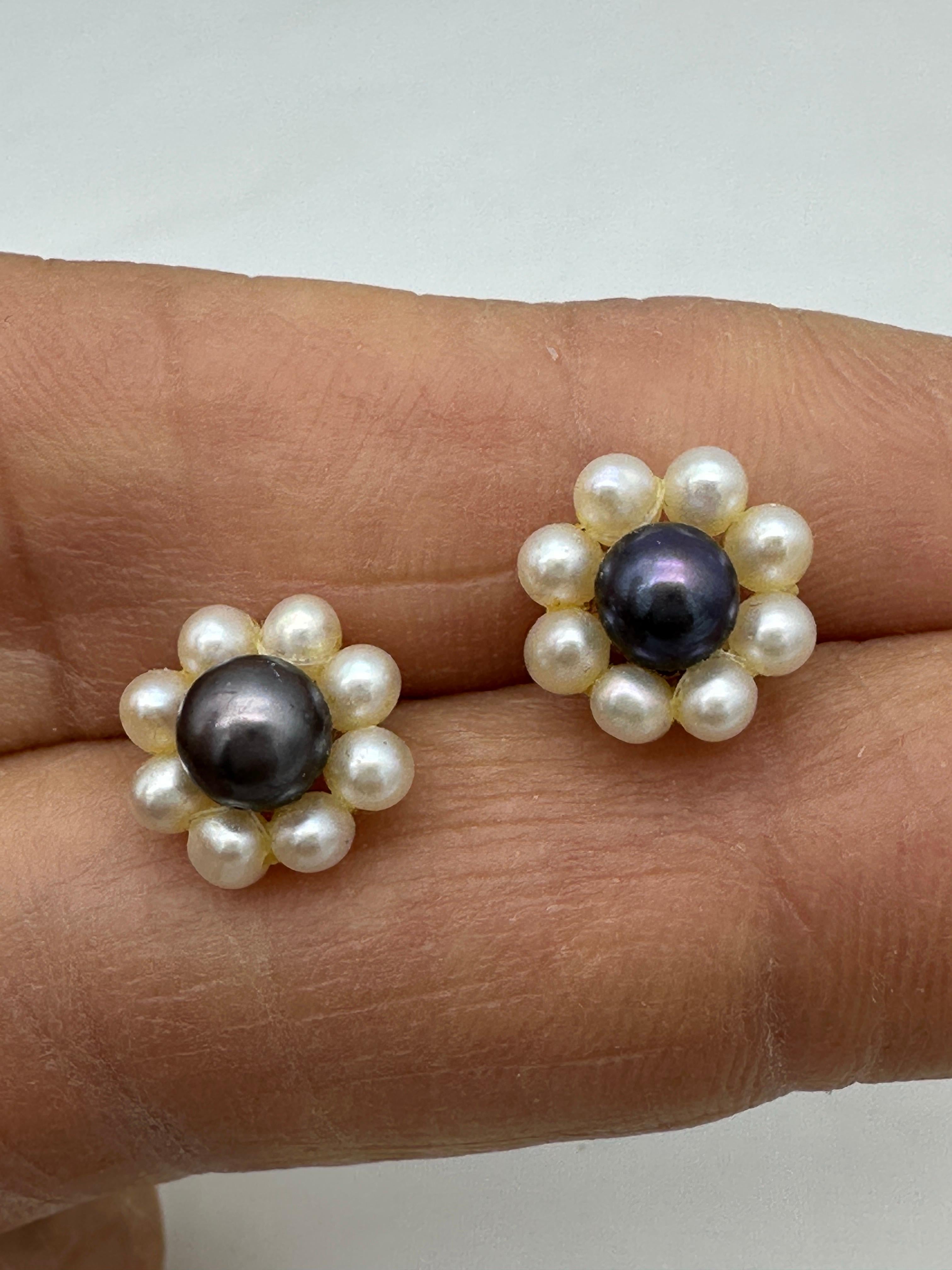 Orecchini a lobo in oro 14 carati, fiore coltivato grigio e perle a seme bianche in vendita 2