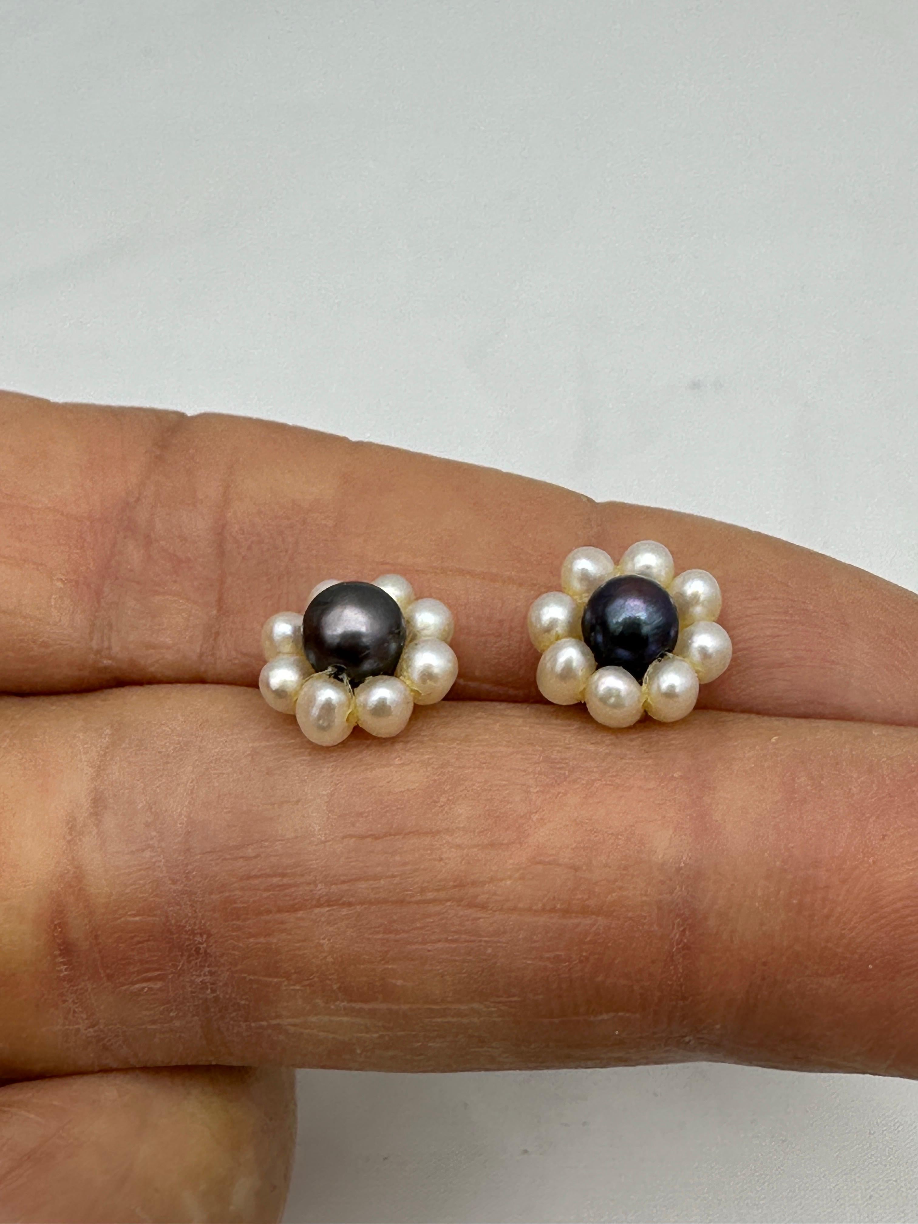 Orecchini a lobo in oro 14 carati, fiore coltivato grigio e perle a seme bianche in vendita 3