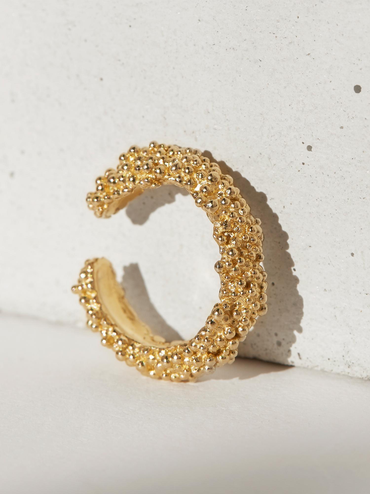 14 Karat Gold Granulation Style Ohr Manschette von Mon Pilar im Zustand „Neu“ im Angebot in Brooklyn, NY