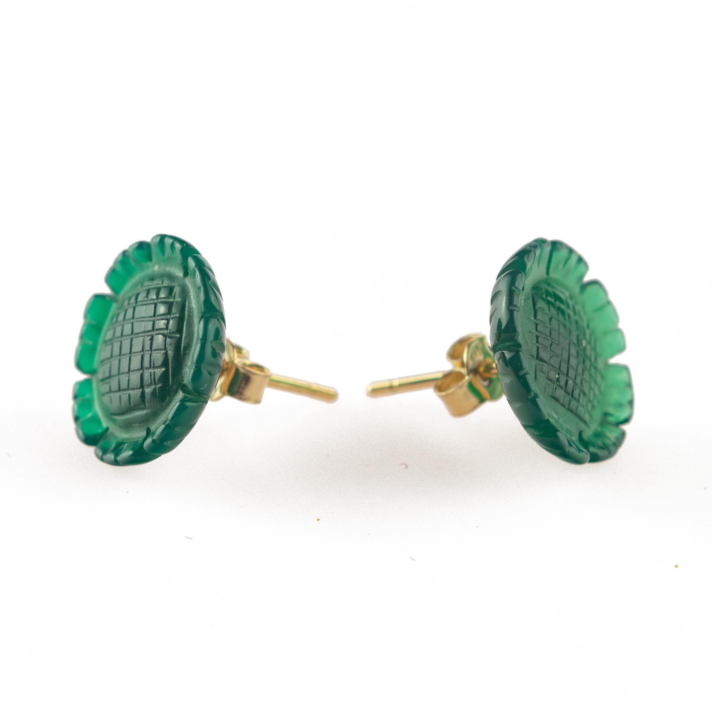 Étonnantes et magnifiques boucles d'oreilles en forme de fleur en agate verte. Des pétales naturels sculptés qui évoquent le travail de joaillerie traditionnel italien fait à la main.
 
Ce design délicat montre la douceur et l'innocence du bijou. Il