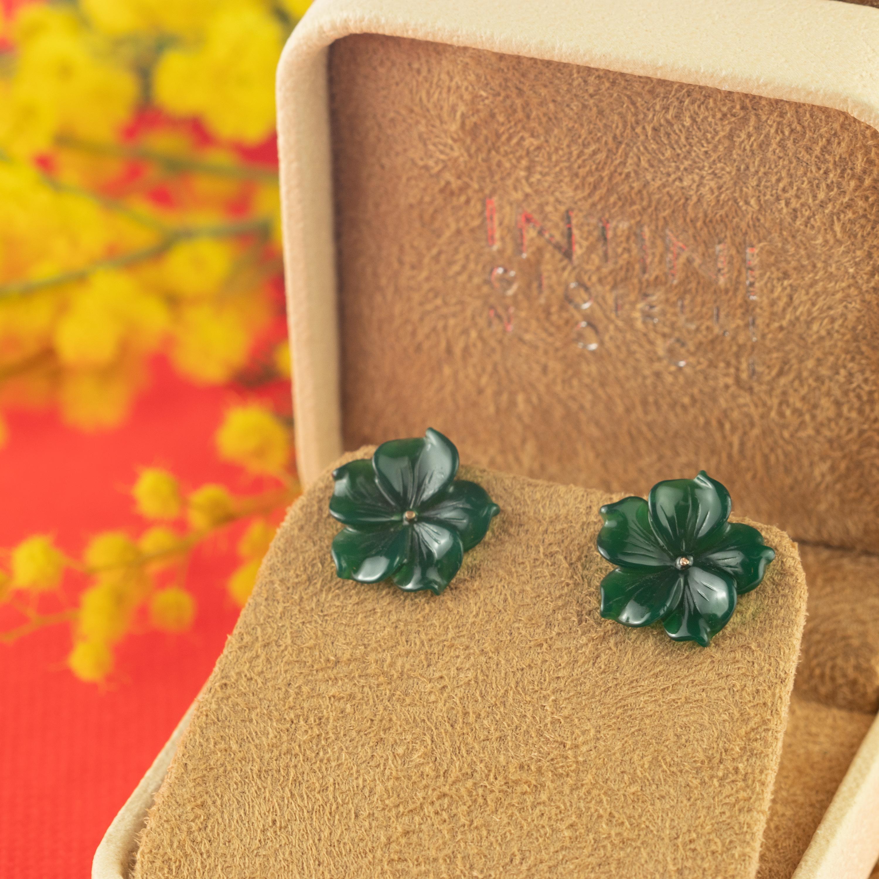 14 Karat Gold Green Agate Flower Handmade Italian Girl Carved Stud Earrings In New Condition For Sale In Milano, IT