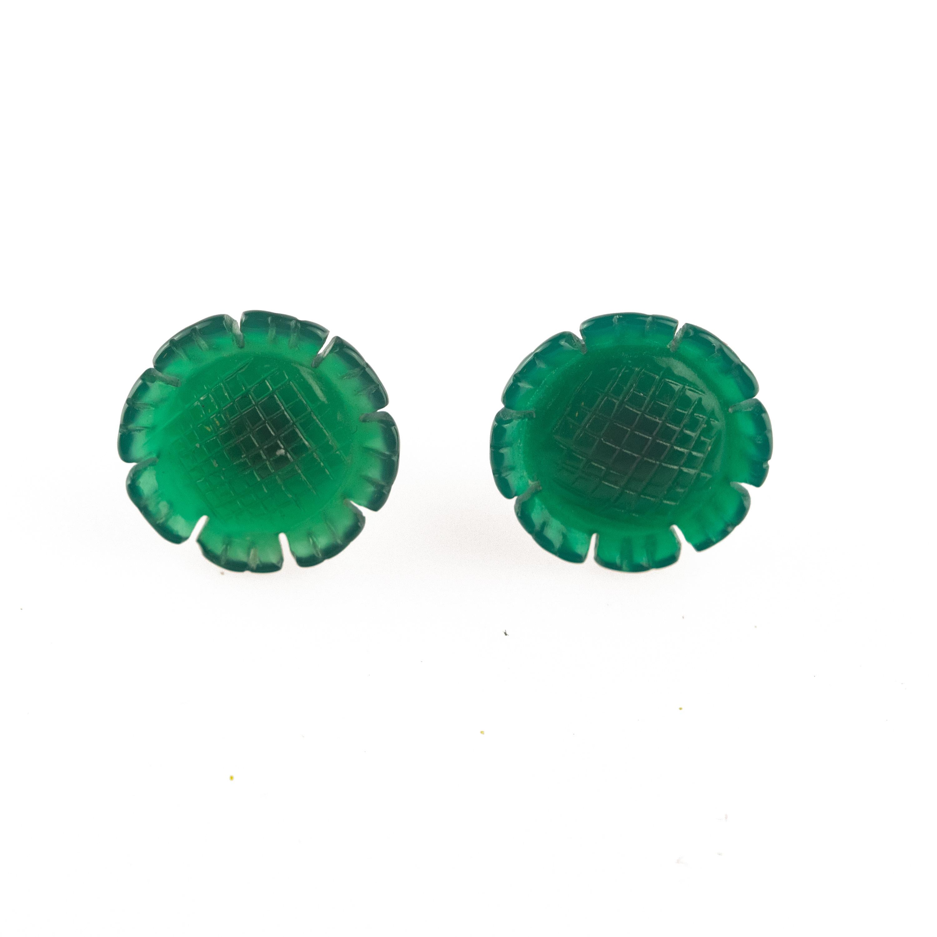 Clous d'oreilles italiens sculptés en or 14 carats avec fleur en agate verte, fabriquées à la main en Italie en vente 1