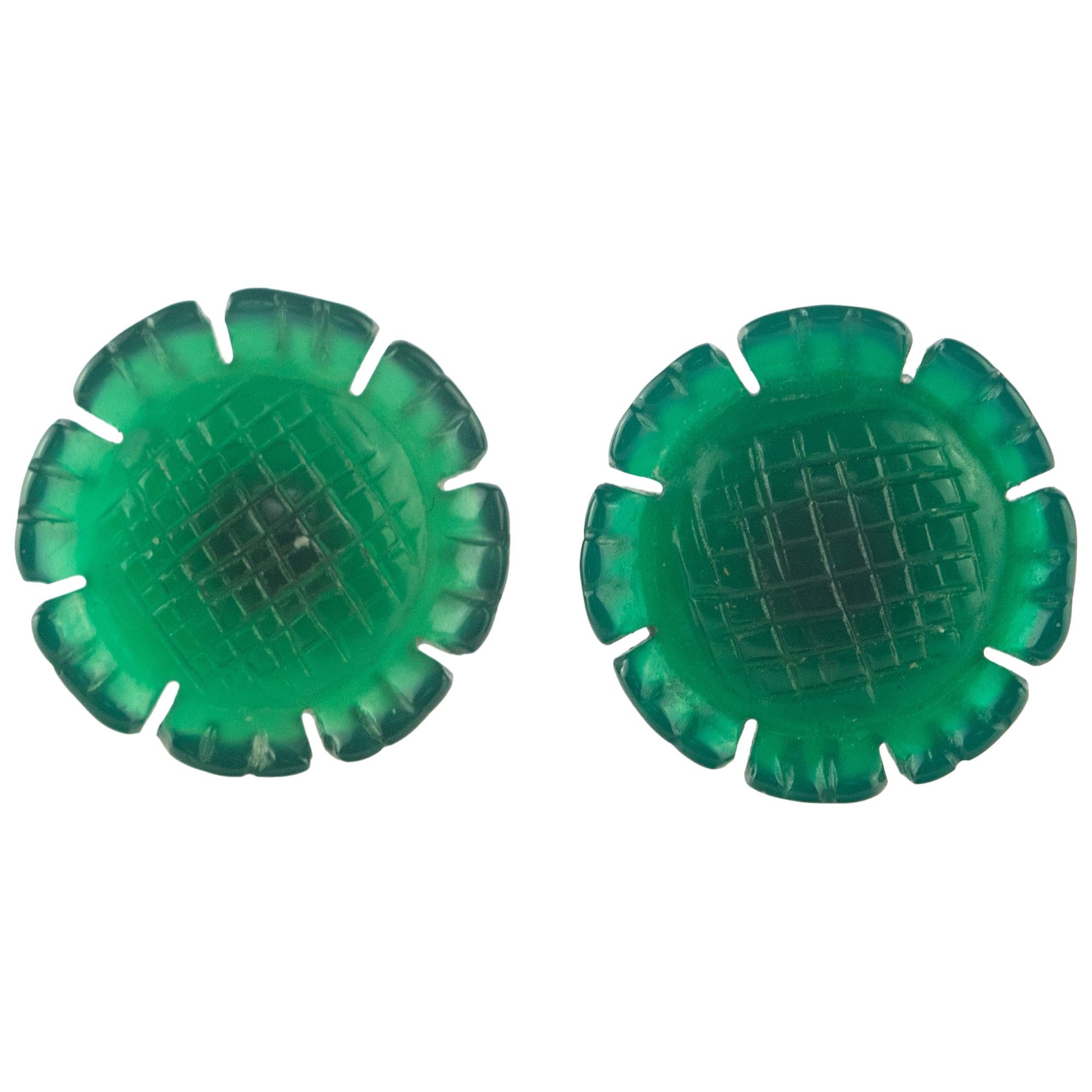 Clous d
oreilles italiens sculptés en or 14 carats avec fleur en agate verte, fabriquées à la main en Italie