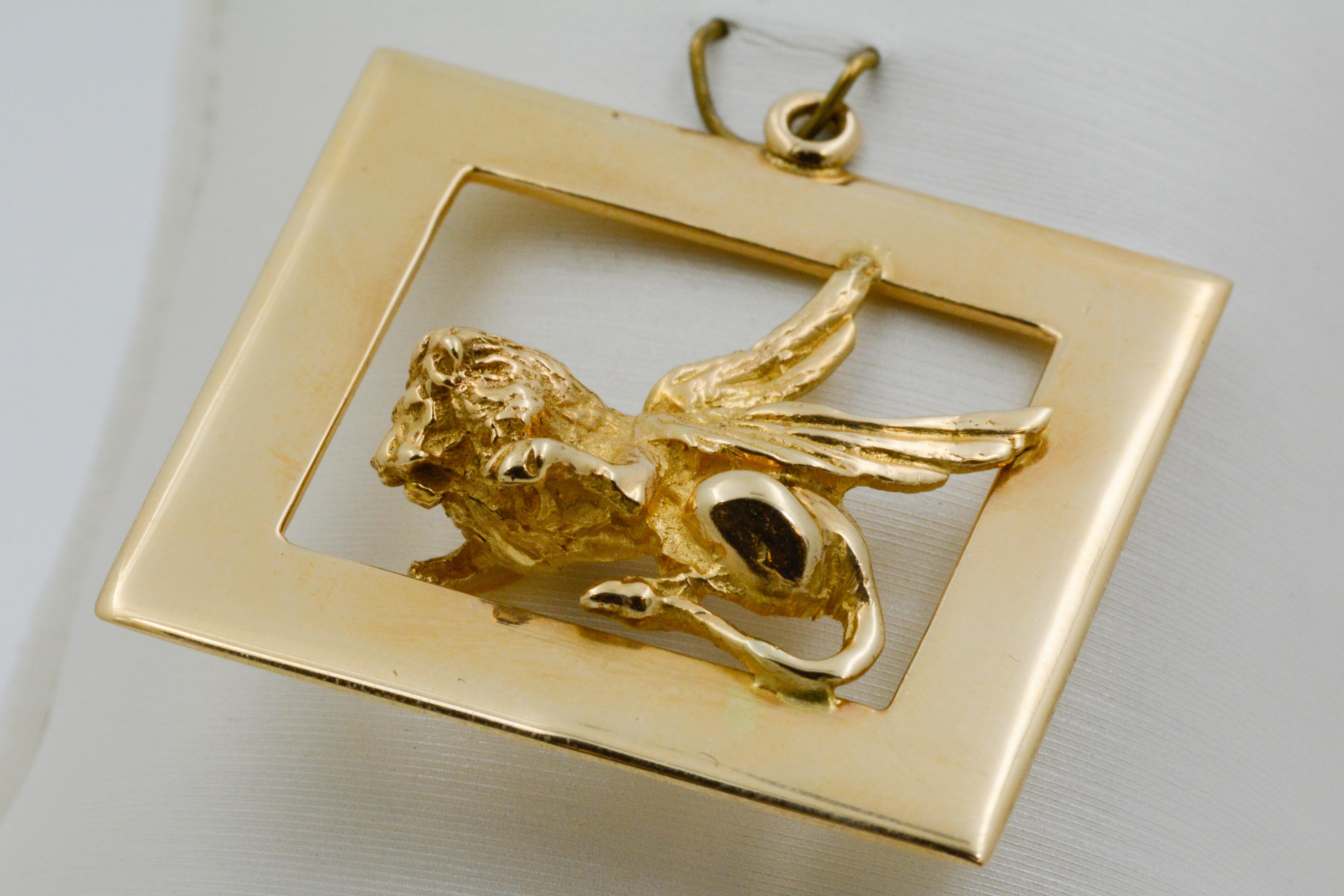 Displayed within a beautiful square frame, is a rendering in gold of a gryphon. This vintage charm measures 27.33x30.13x 4.92mm total, while the gryphon itself measures 23.96x21.83x4.92mm. The mythical, winged lion was crafted with an expert eye for