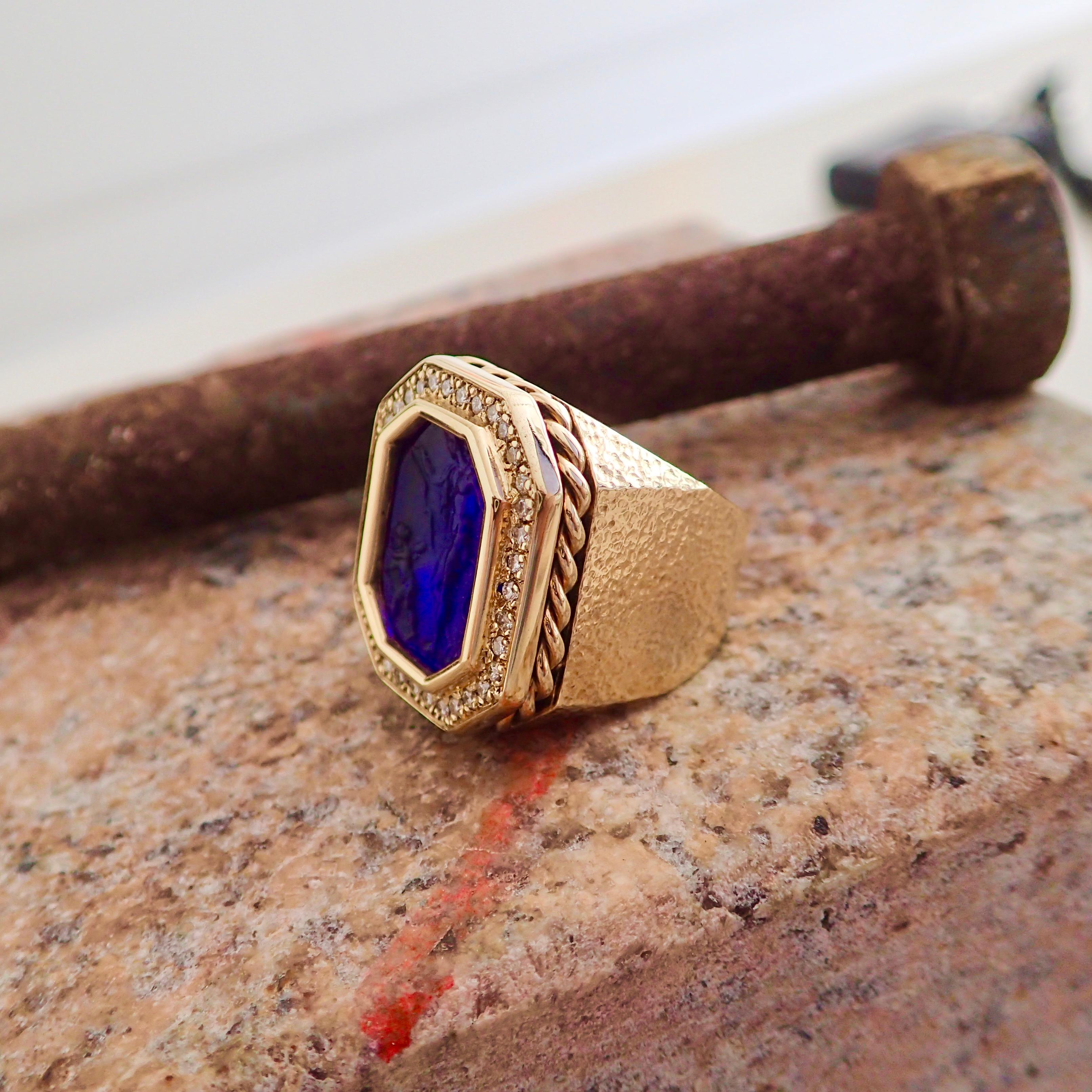 14 Karat Gold Hammered Texture Blue Intaglio Ring with 0.43 Carat of Diamond For Sale 1
