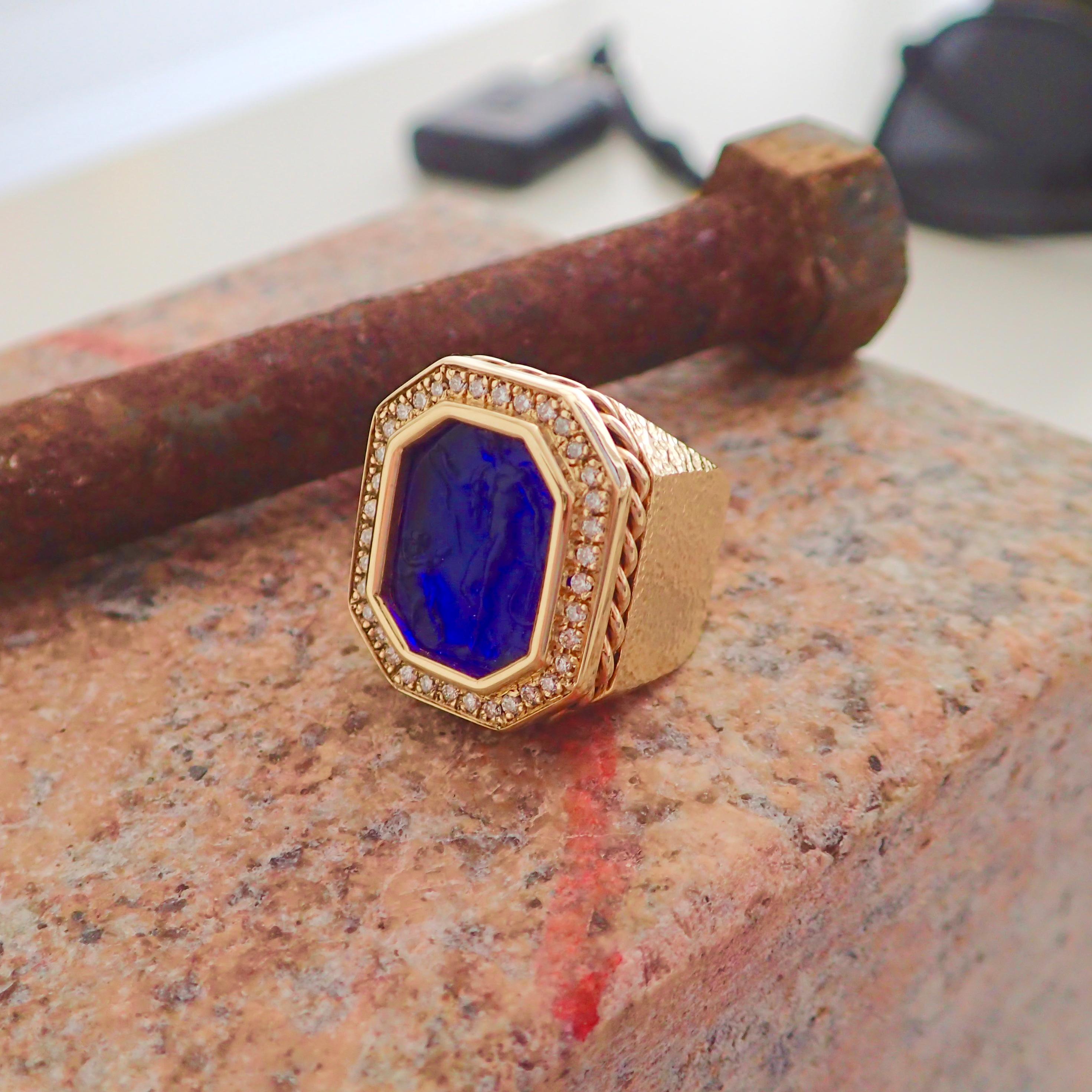 14 Karat Gold Hammered Texture Blue Intaglio Ring with 0.43 Carat of Diamond For Sale 3