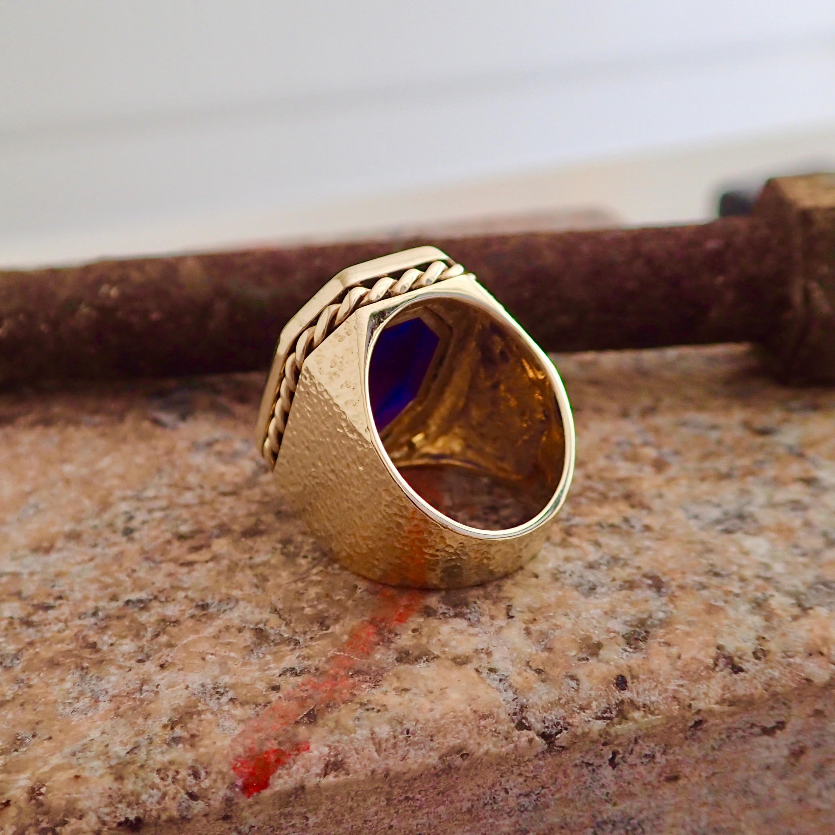 14 Karat Gold Hammered Texture Blue Intaglio Ring with 0.43 Carat of Diamond For Sale 4