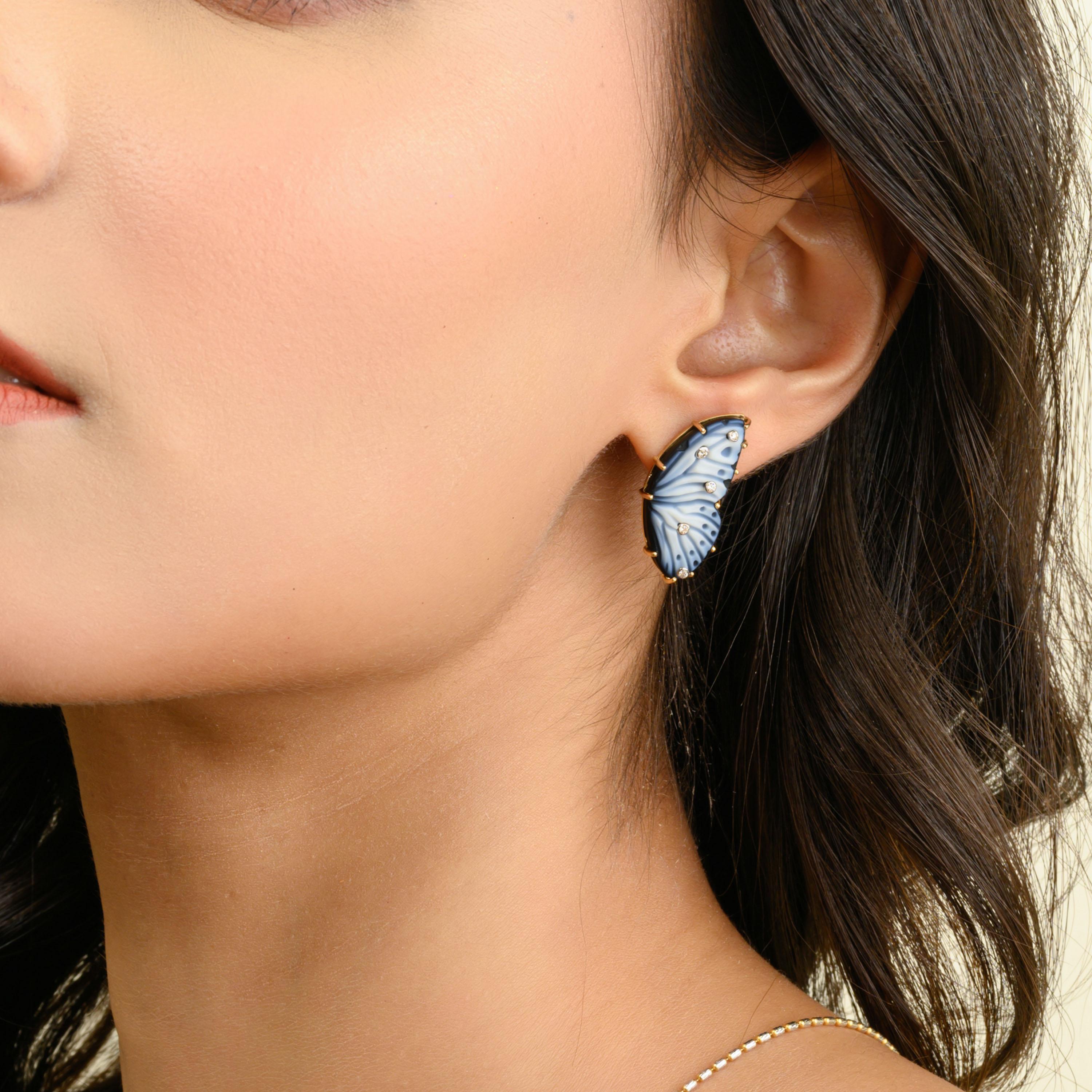 14 Karat Gold Hand Carved Agate Gemstone Butterfly Carving Diamond Stud Earrings In New Condition For Sale In Jaipur, Rajasthan