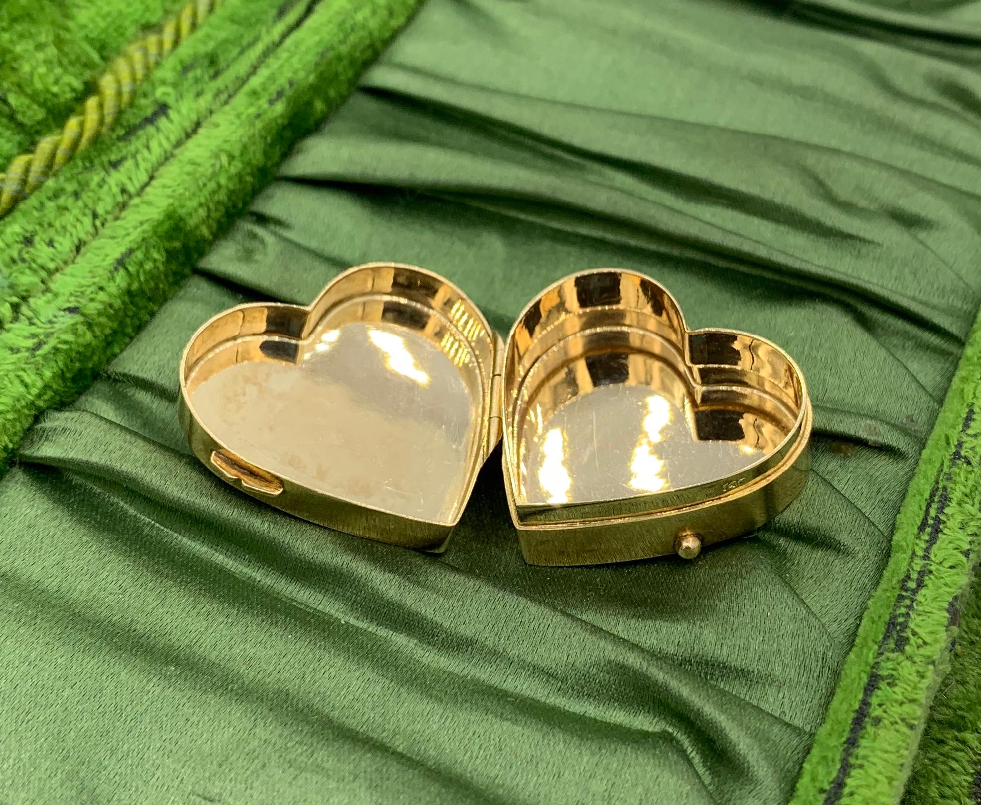 14 Karat Gold Heart Box Jewelry Dresser Pill Patch Ring Box In Good Condition For Sale In New York, NY