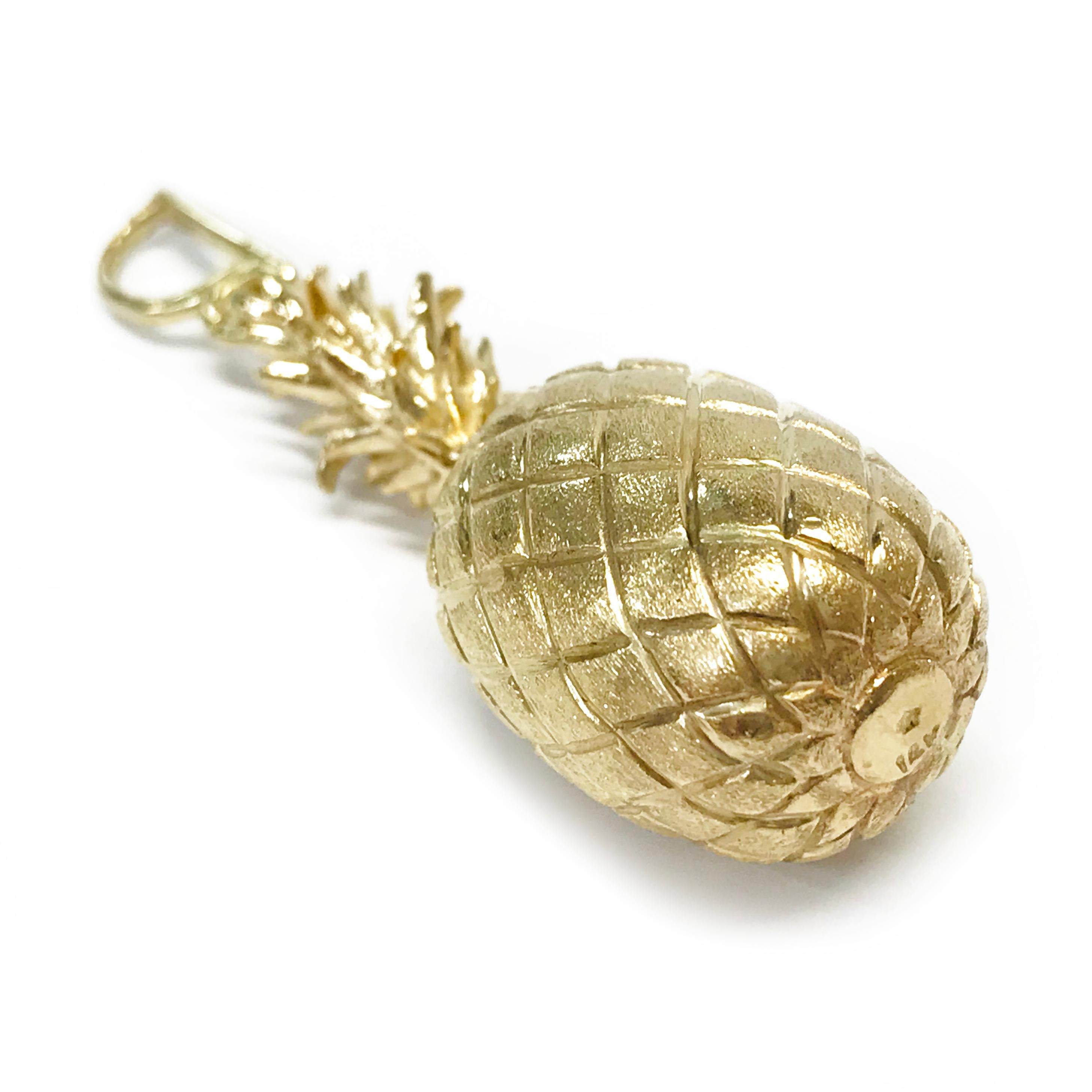 Rétro Pendentif ananas lourd en or 14 carats en vente