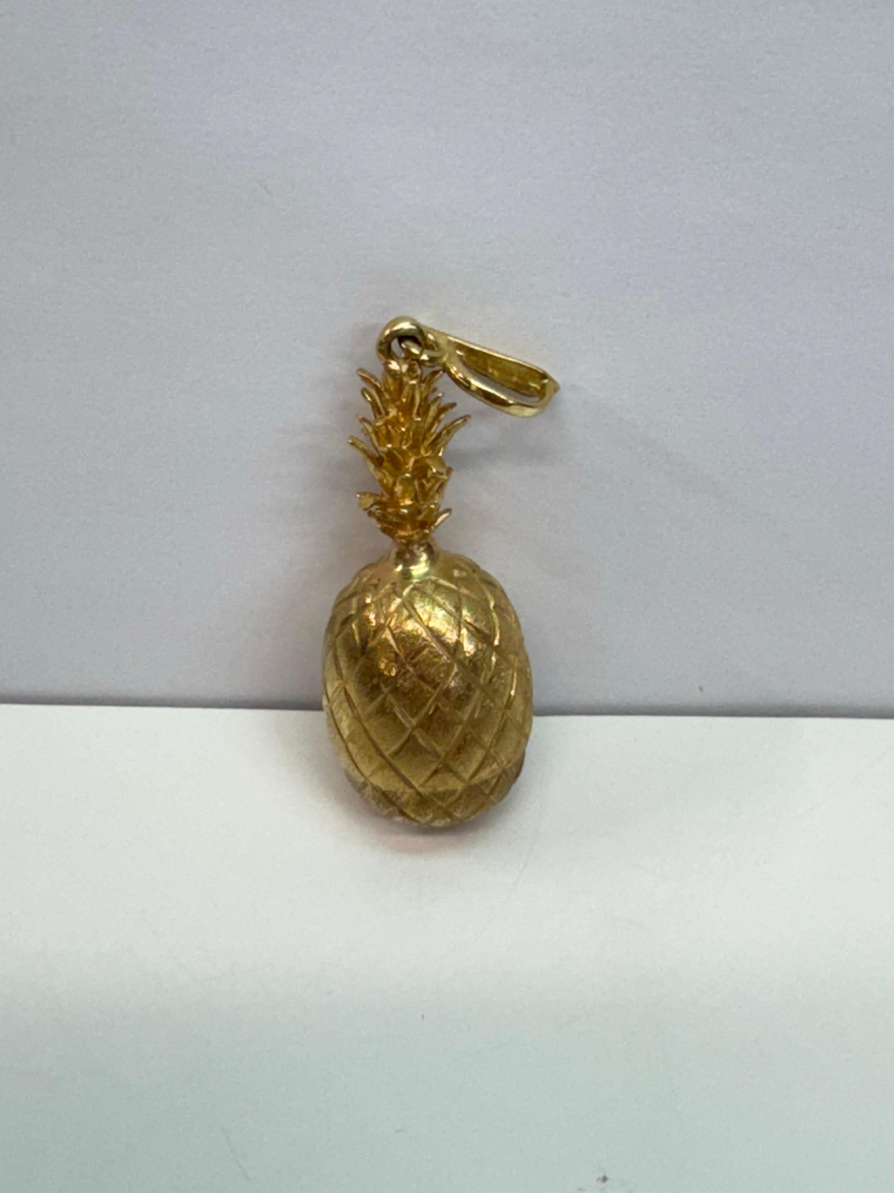 14 Karat Gold Heavyweight Pineapple Pendant In Good Condition For Sale In Palm Desert, CA